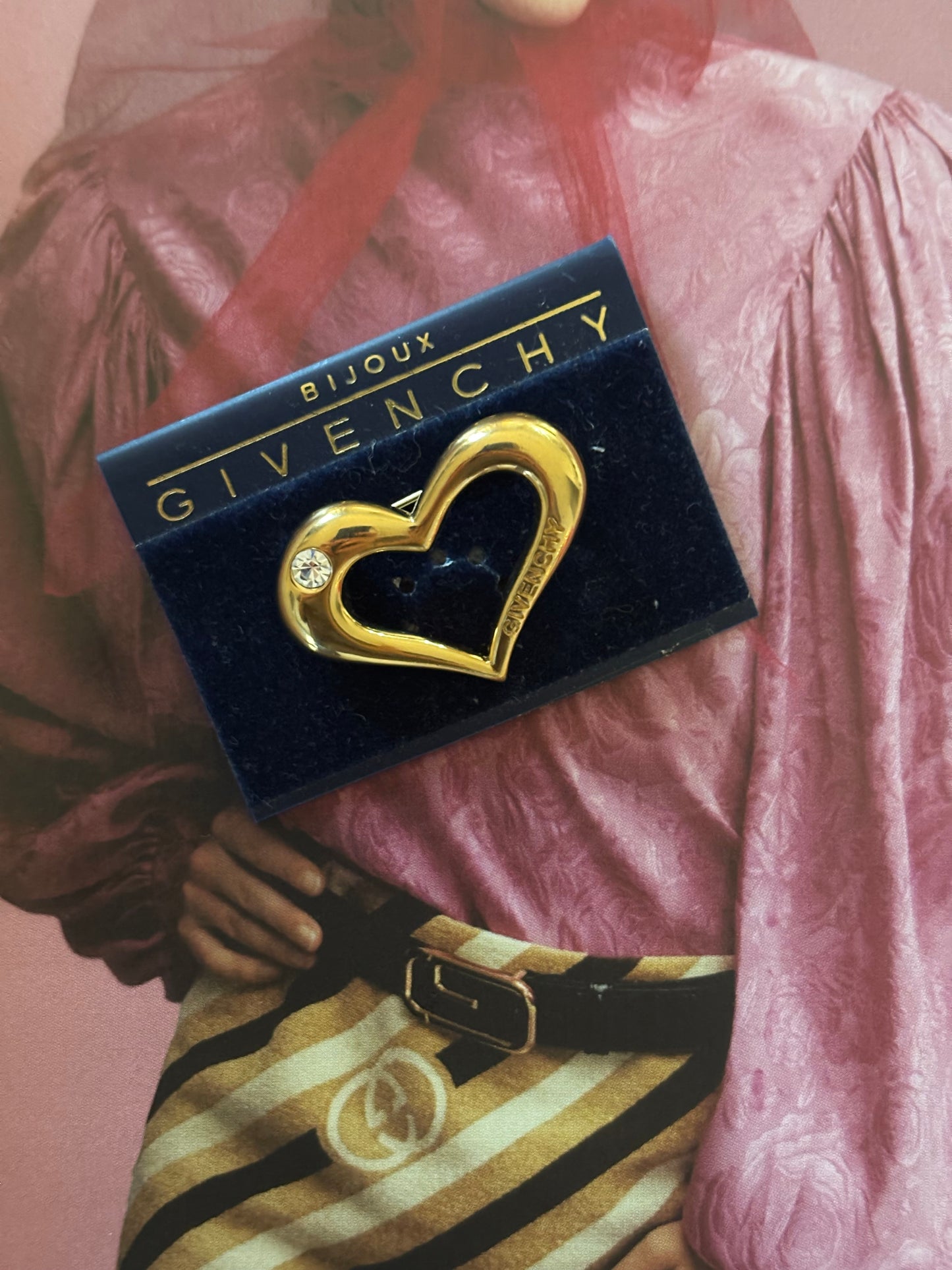 Broszka G I V E N C H Y w kształcie serca