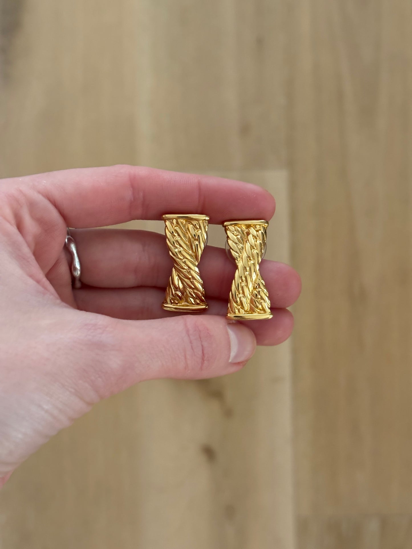 Monet earrings with a braid motif