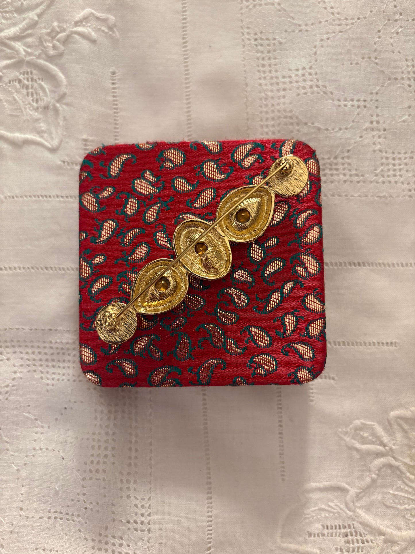 Pozłacana broszka Givenchy z kryształami