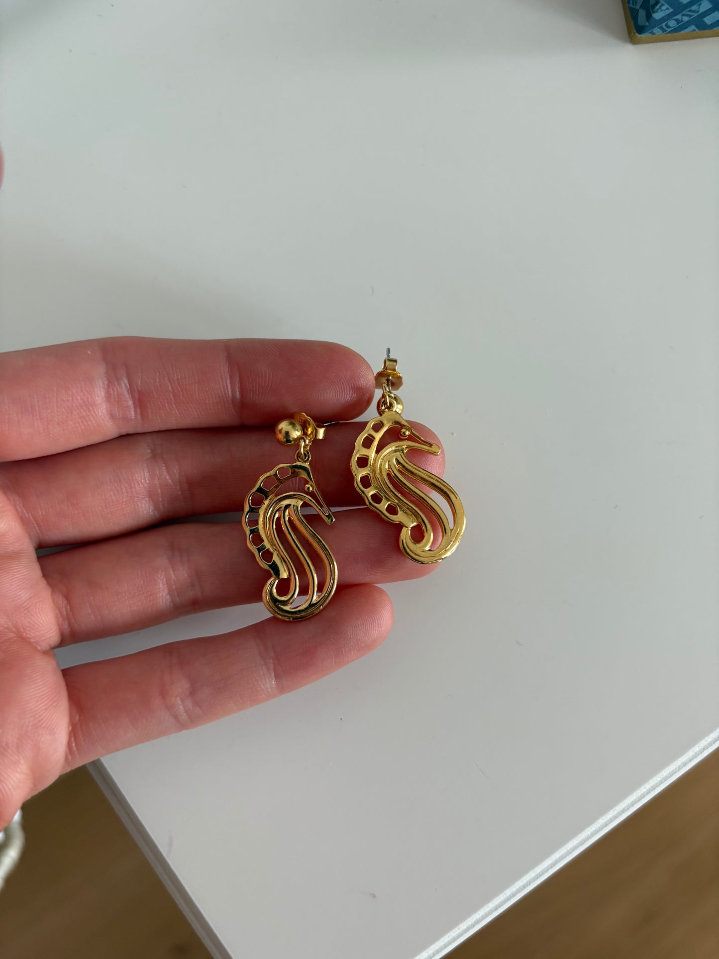 Kolczyki Avon “ Dangling seahorse”, 1990 rok