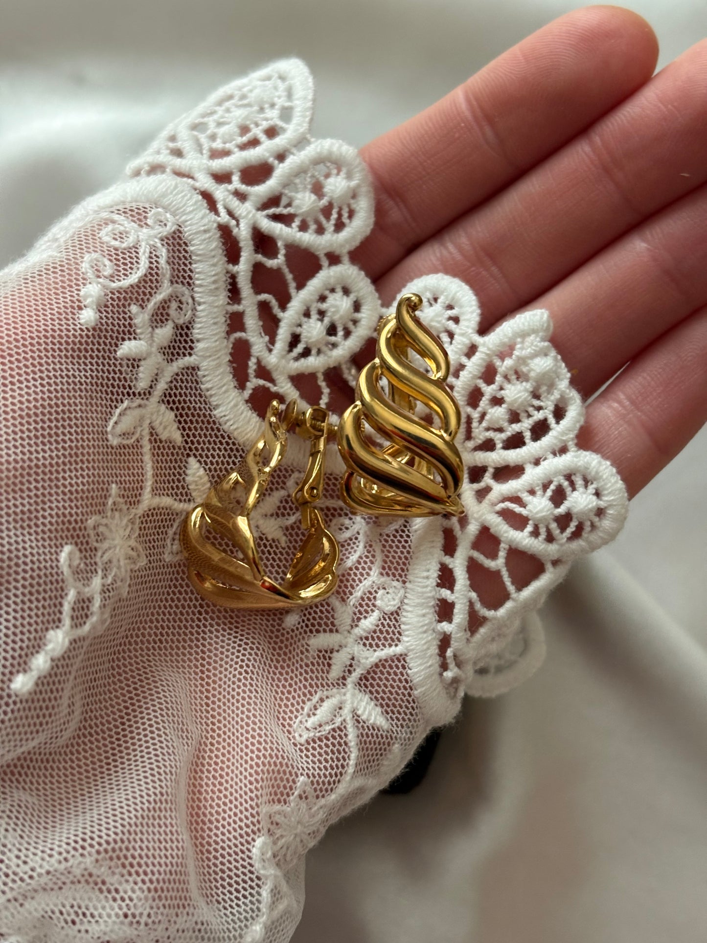 Pozłacane klipsy Napier w formie skręconych wstęg