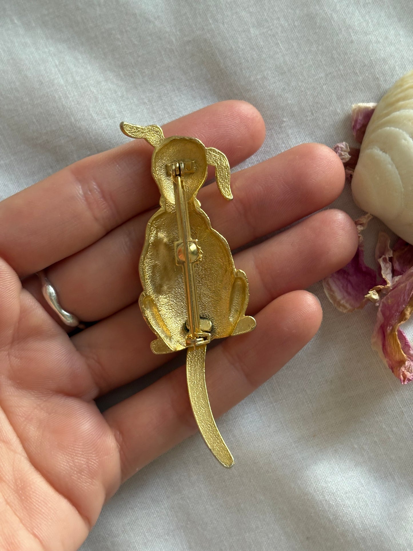 Broszka piesek marki Janette Jewelry (JJ)