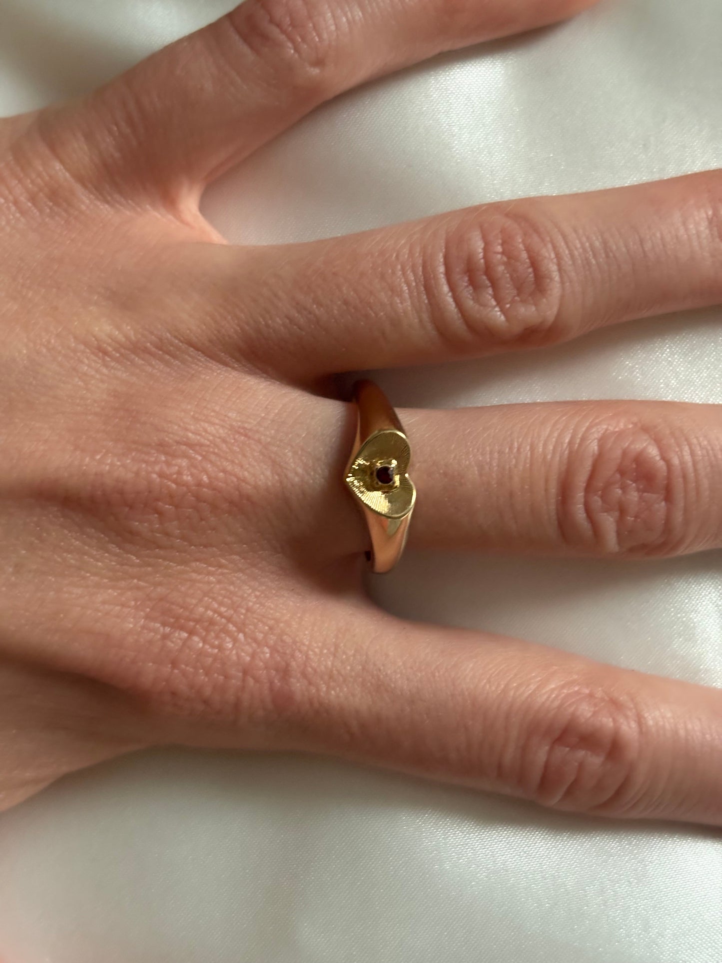 Pozłacany pierścionek Avon “ Scarlet Accent”,1982 rok