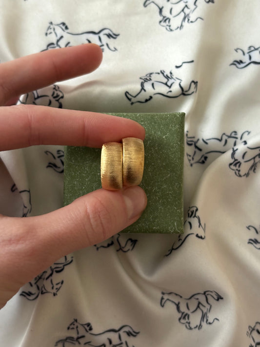 Pozłacane klipsy Monet o fakturowanej powierzchni