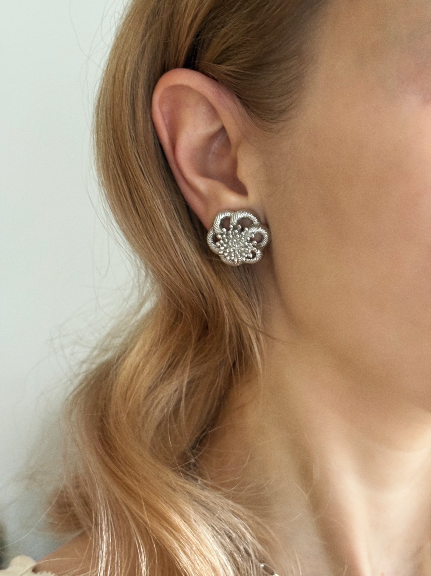 Srebrzone klipsy Trifari w formie kwiatu