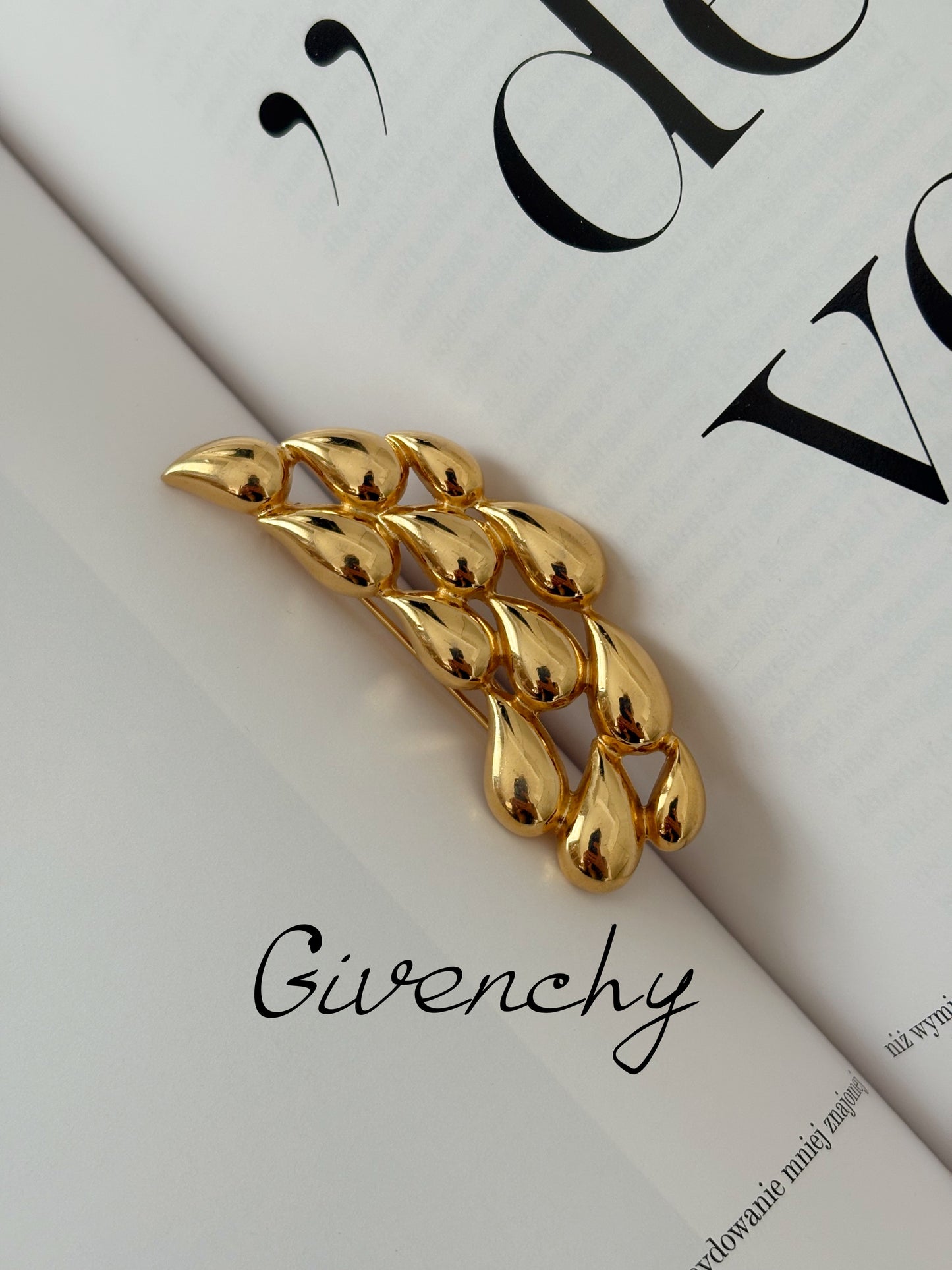 Pozłacana broszka Givenchy w formie kropli