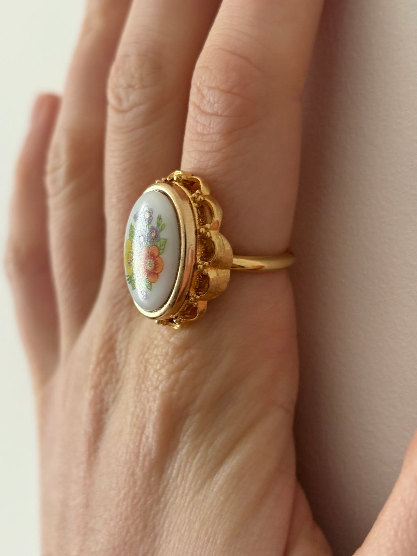 Unikatowy pierścionek Avon “ French Flowers Locket”,1975 rok