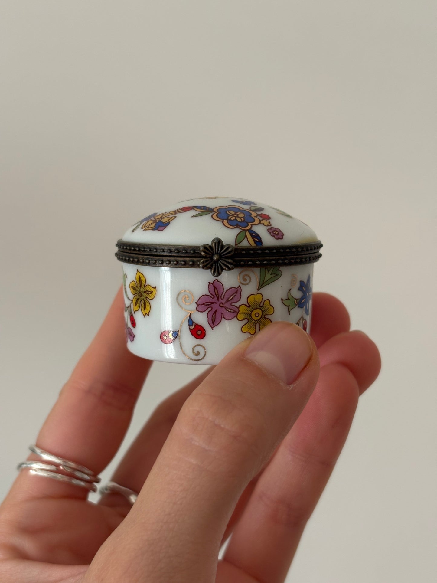 Okrągła szkatułka z porcelany w kolorowe kwiaty