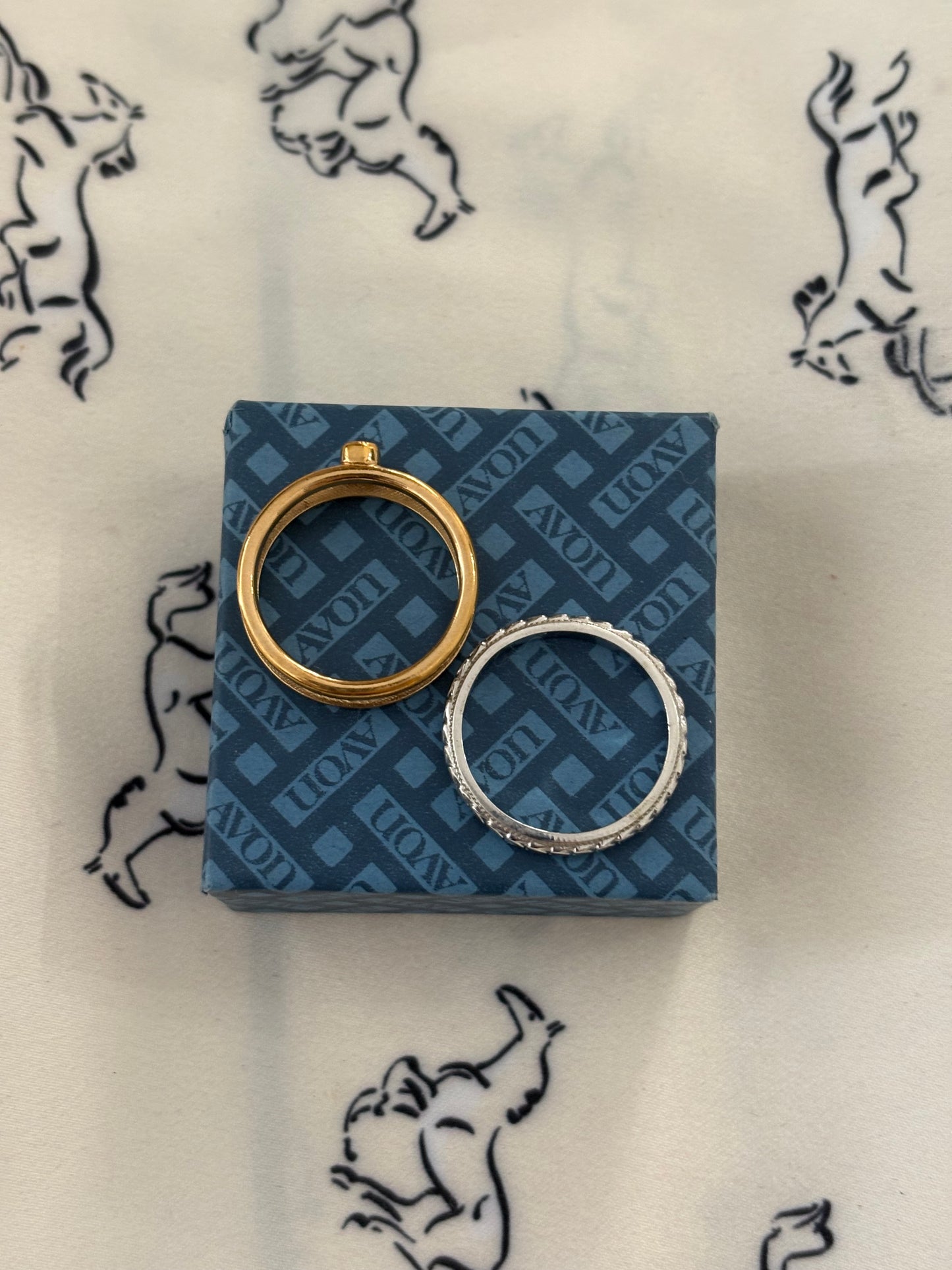 Rozbieralny pierścionek Avon „Lovesong”,1979 rok