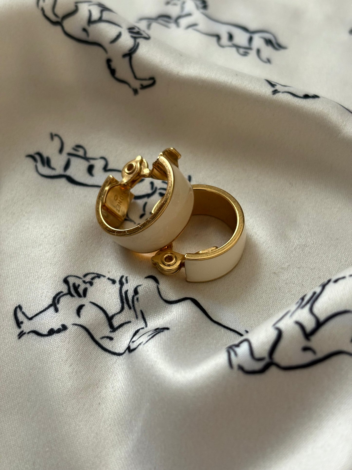 Klipsy z białą emalią Monet