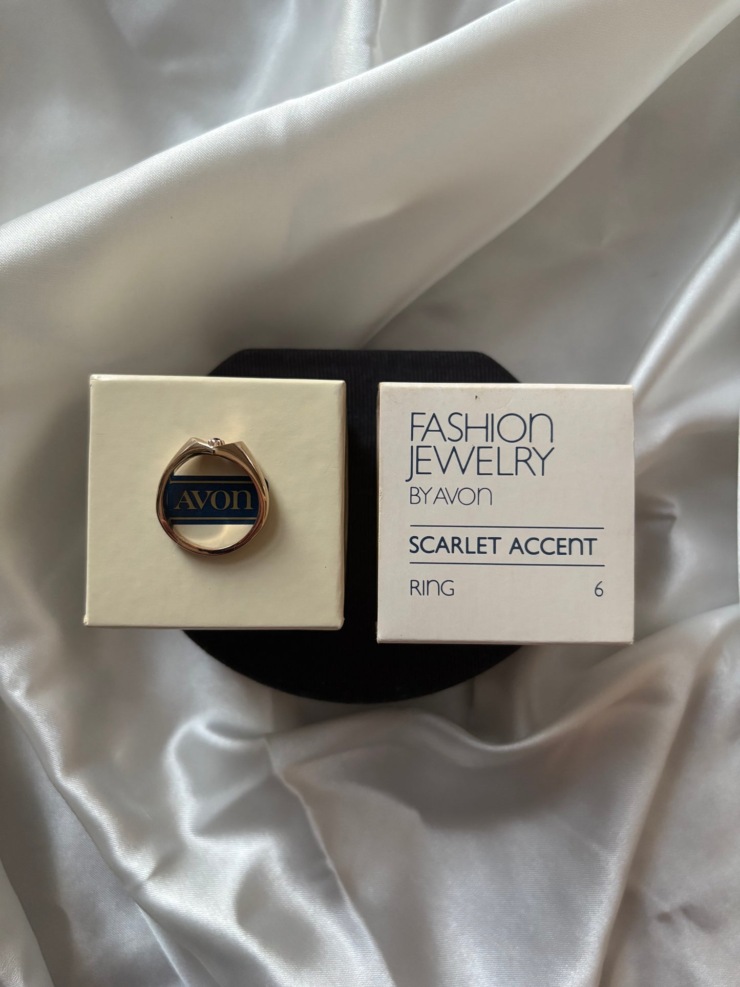 Pozłacany pierścionek Avon “ Scarlet Accent”,1982 rok