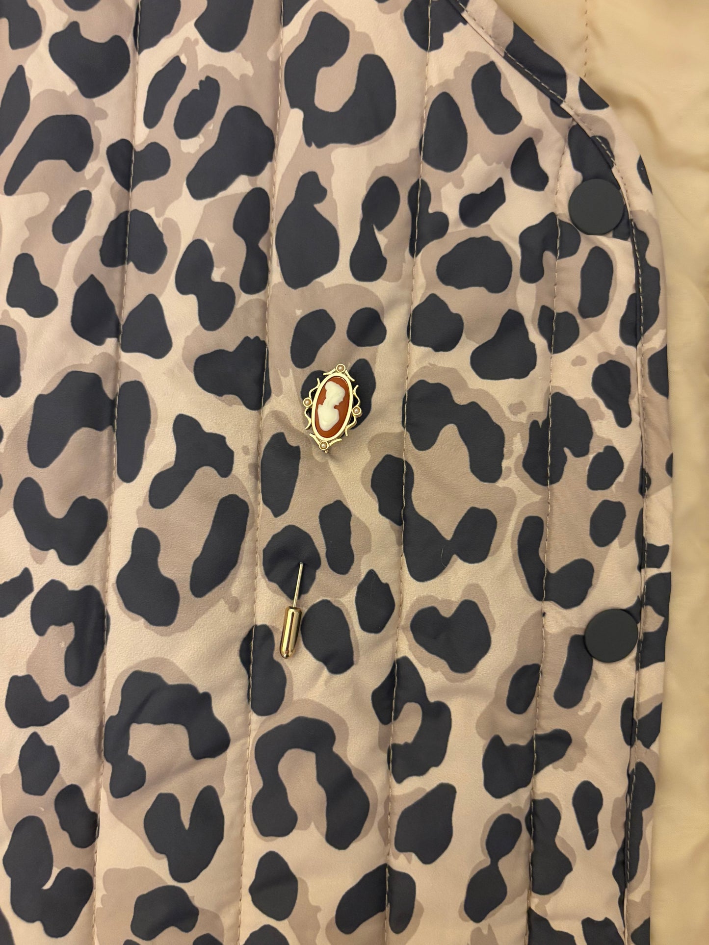 Broszka- szpilka z kameą Avon „Cameo Stickpin”, 1978 rok