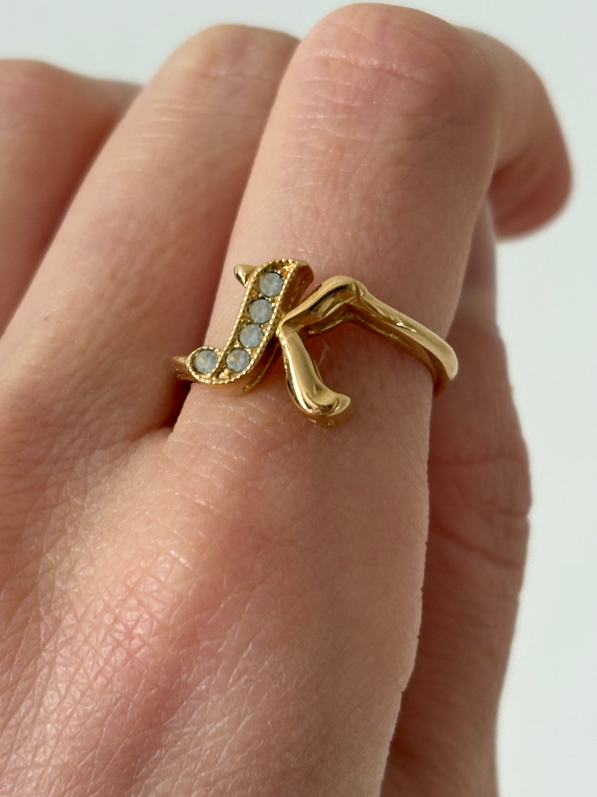 Pierścionek Avon z inicjałem „K” – «Initial Ring»,17 mm