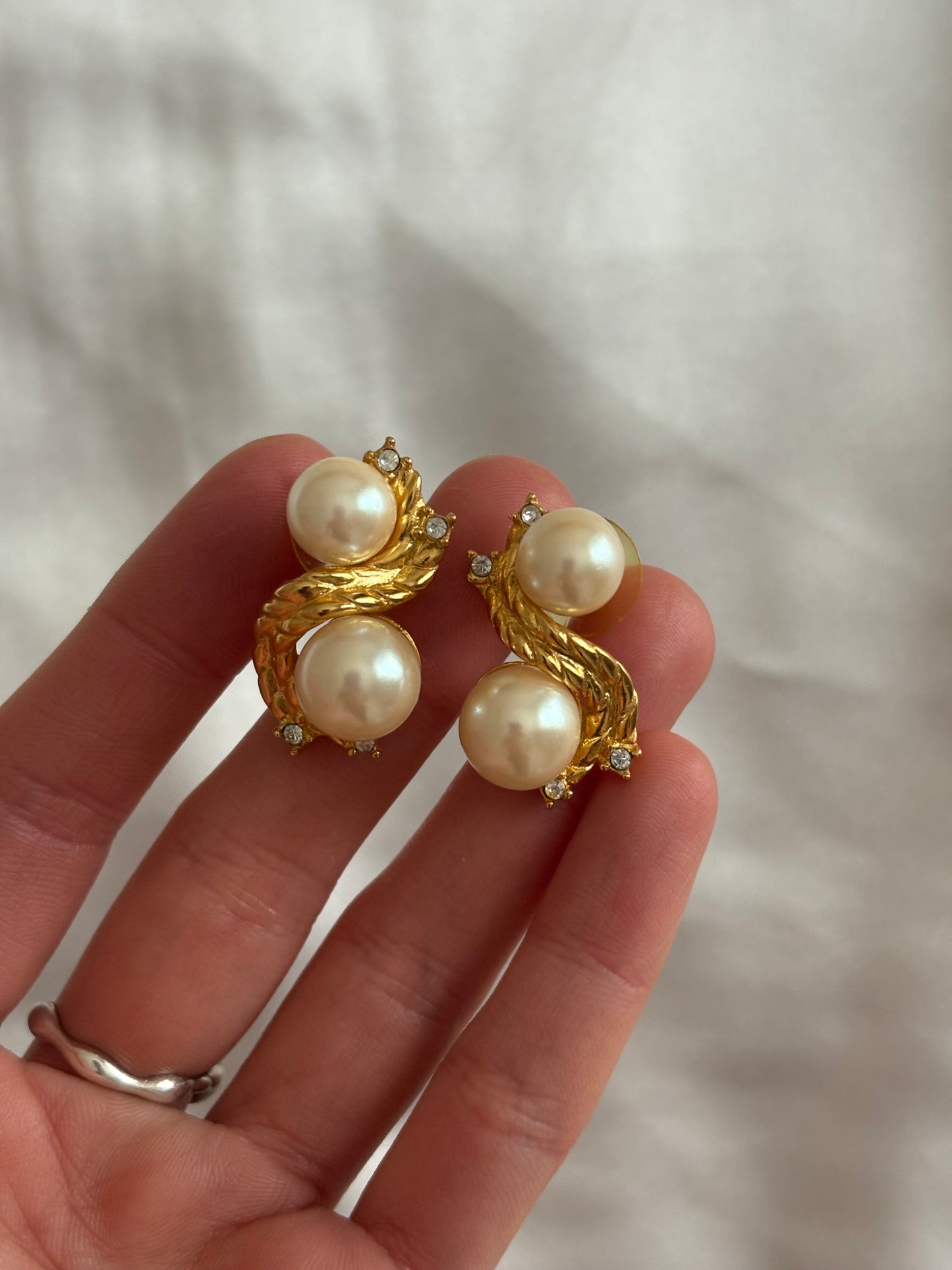 Kolczyki  francuskiej marki Givenchy z perełkami