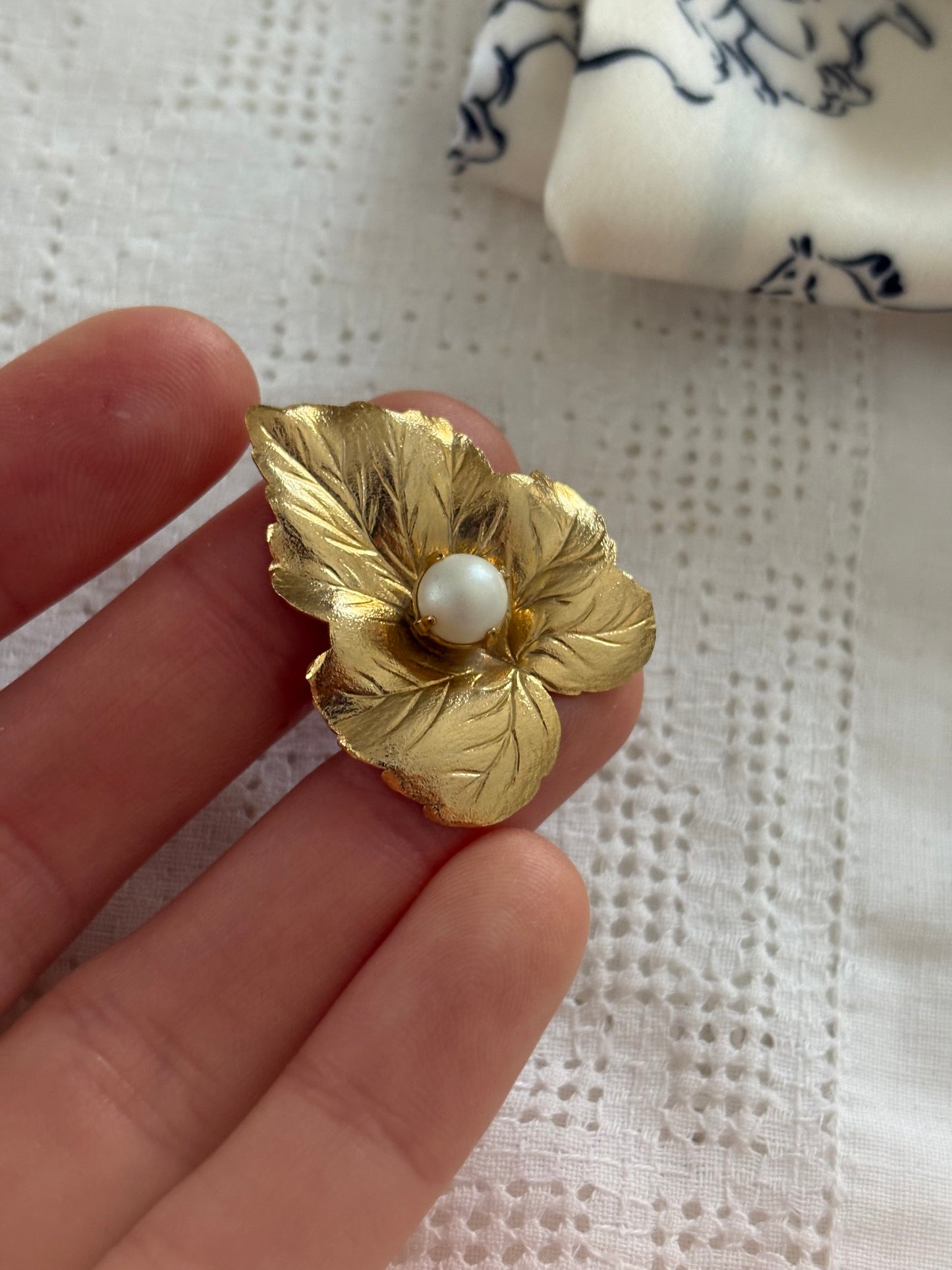 Pozłacana broszka Sarah Coventry w kształcie liścia