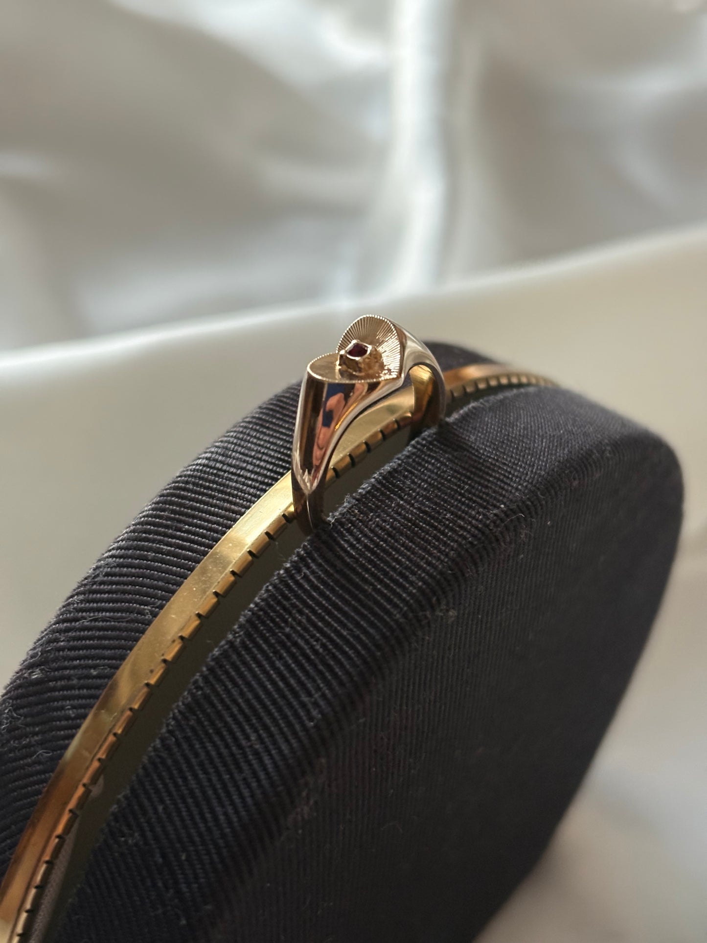 Pozłacany pierścionek Avon “ Scarlet Accent”,1982 rok