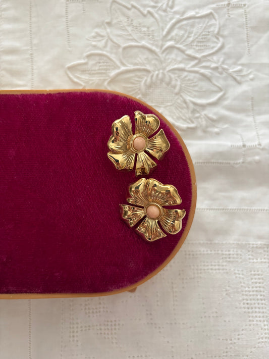 Pozłacane klipsy Avon w kształcie kwiatów z 1987 roku