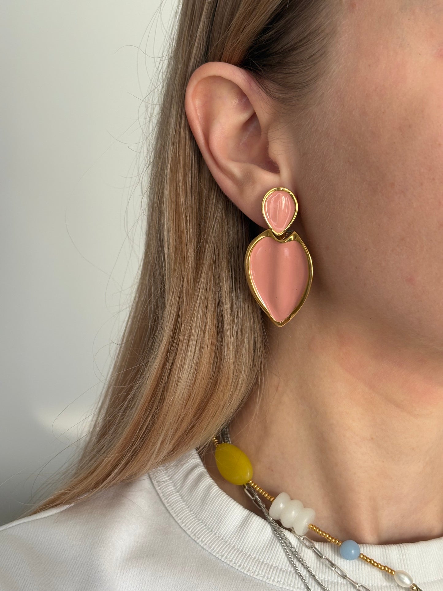 Klipsy Napier z perłowo-brzoskwiniową emalią