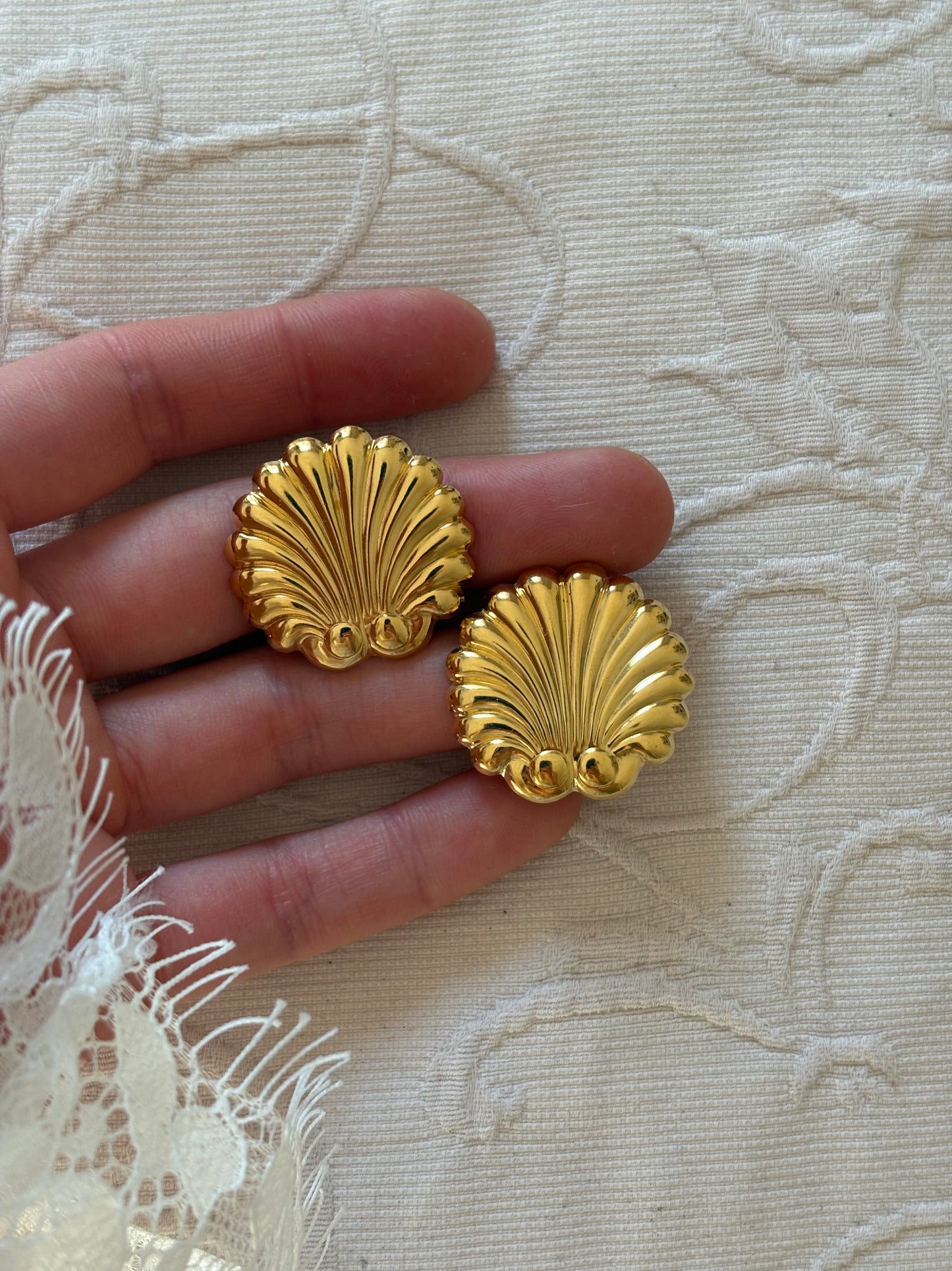 Kolczyki Avon „Tailored scallops”,1991 rok