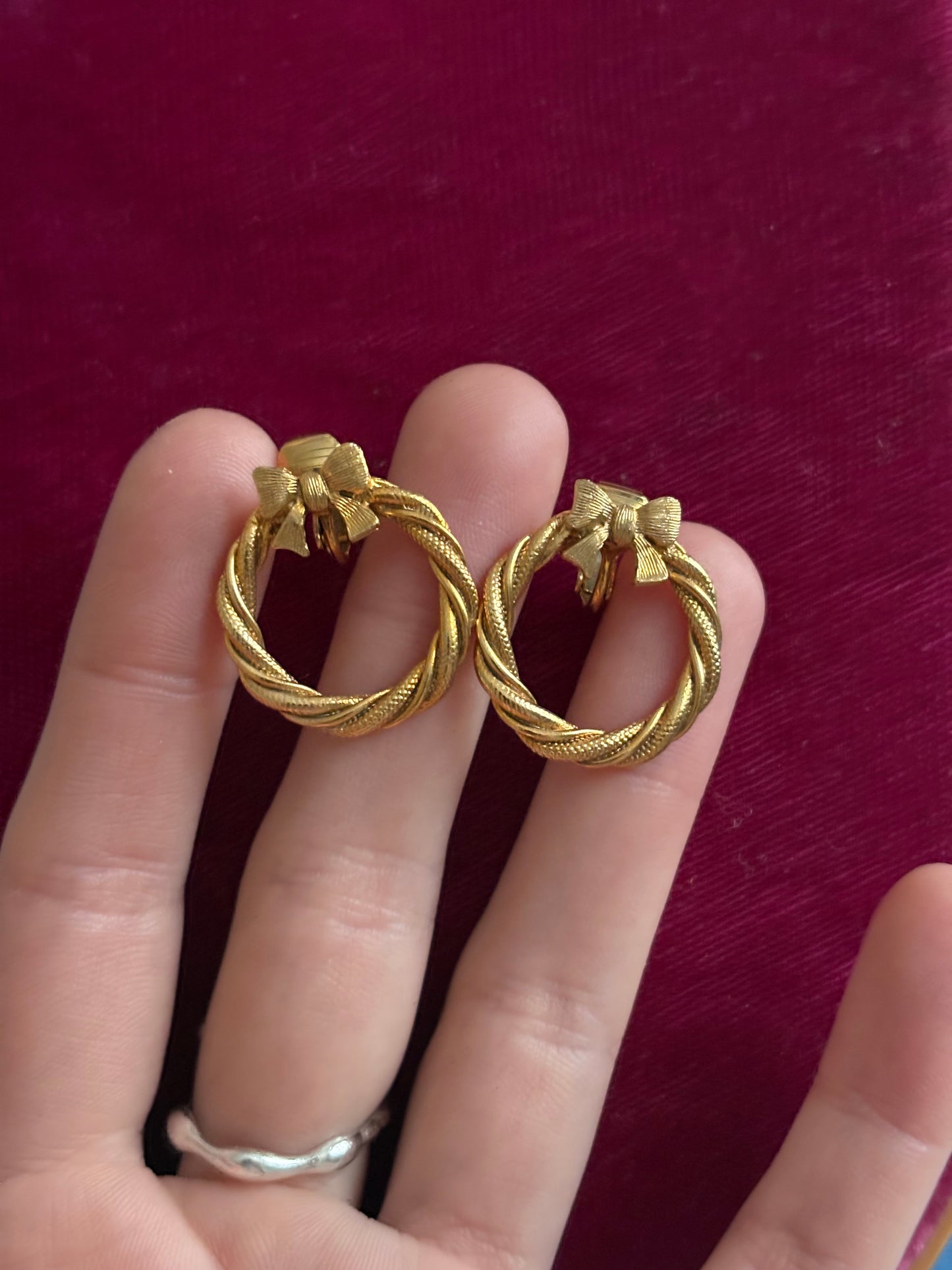 Klipsy Avon „Festive Circlet” (1979)