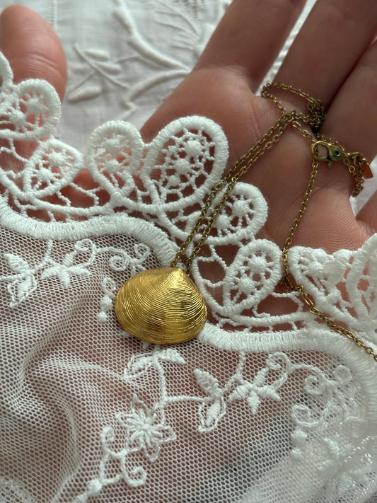 Pozłacany naszyjnik Monet z muszlą