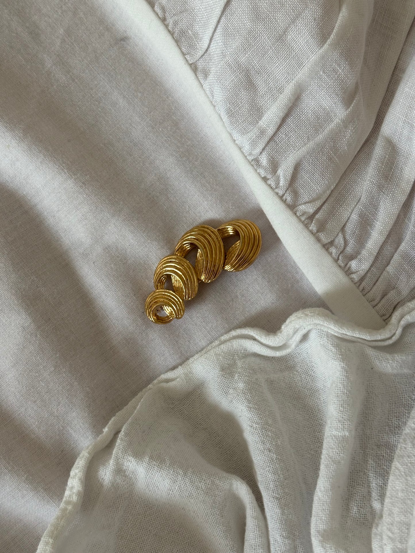 Pozłacana broszka  „Ribbon Curl” Avon, 1989 rok