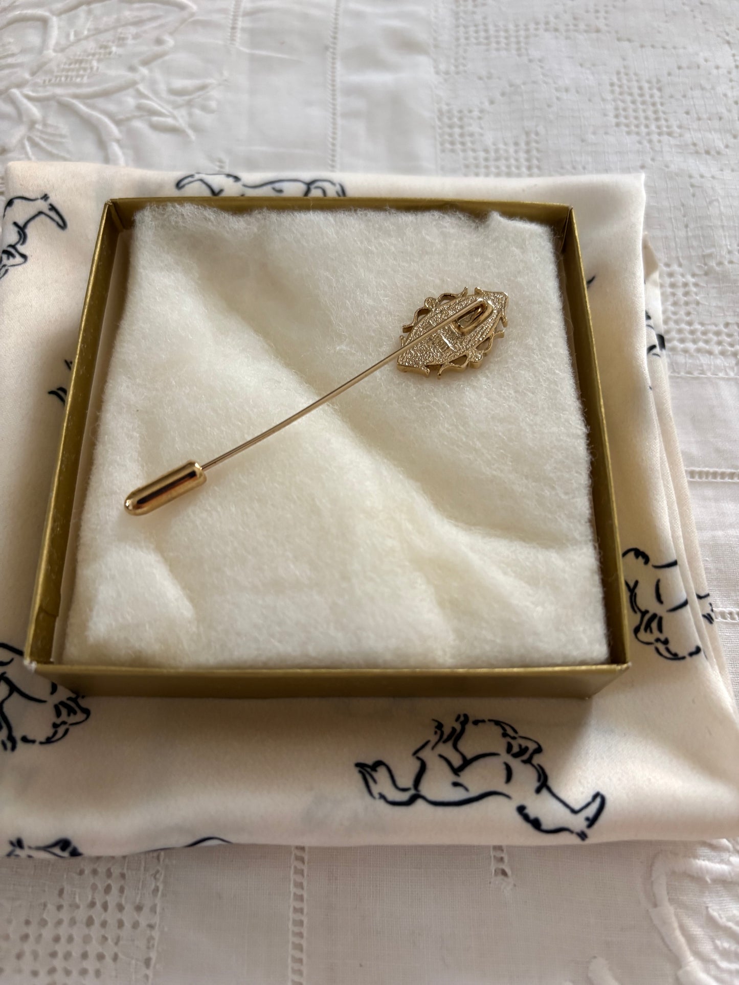 Broszka- szpilka z kameą Avon „Cameo Stickpin”, 1978 rok