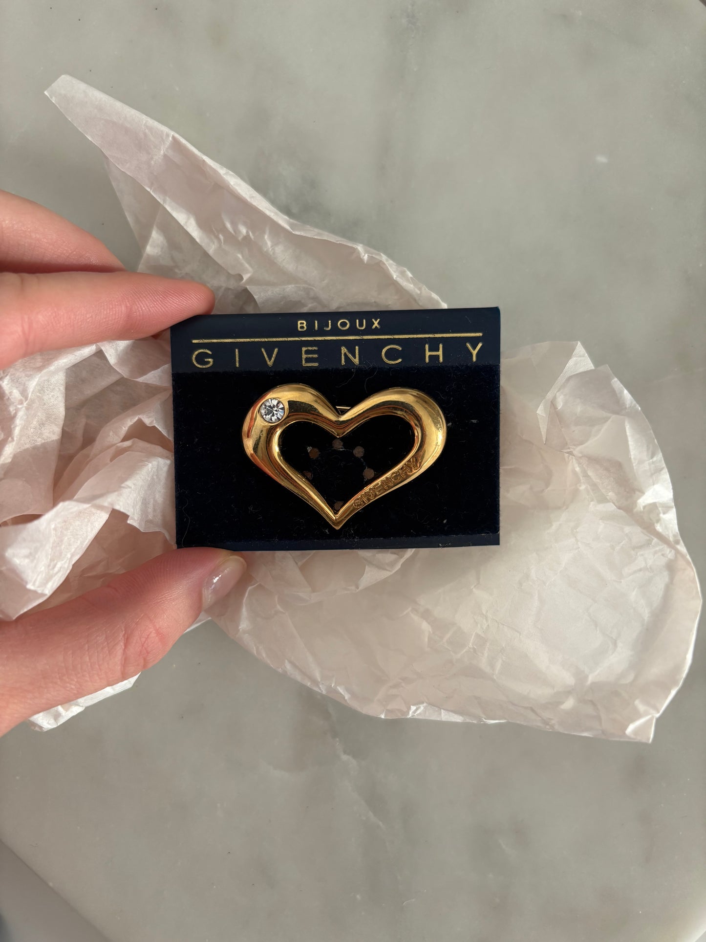 Broszka G I V E N C H Y w kształcie serca