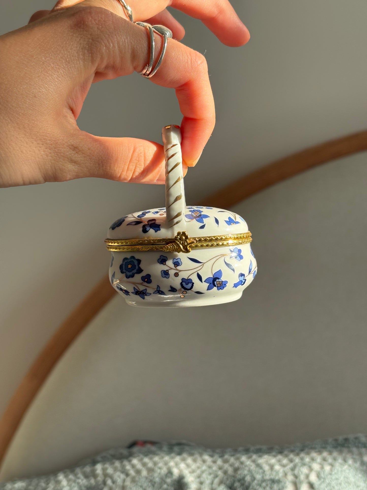 Porcelanowa szkatułka z uchwytem