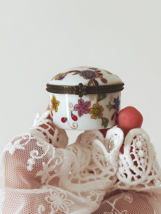 Okrągła szkatułka z porcelany w kolorowe kwiaty