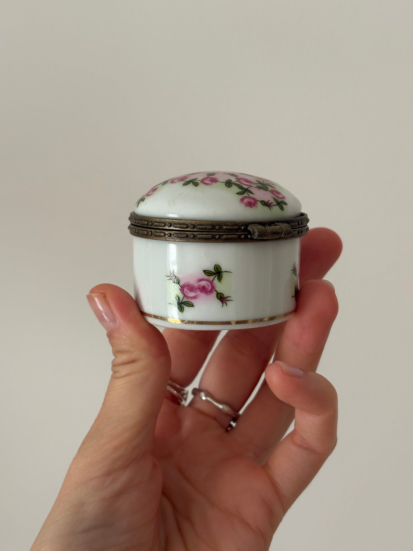 Okrągła szkatułka z porcelany w kolorowe kwiaty