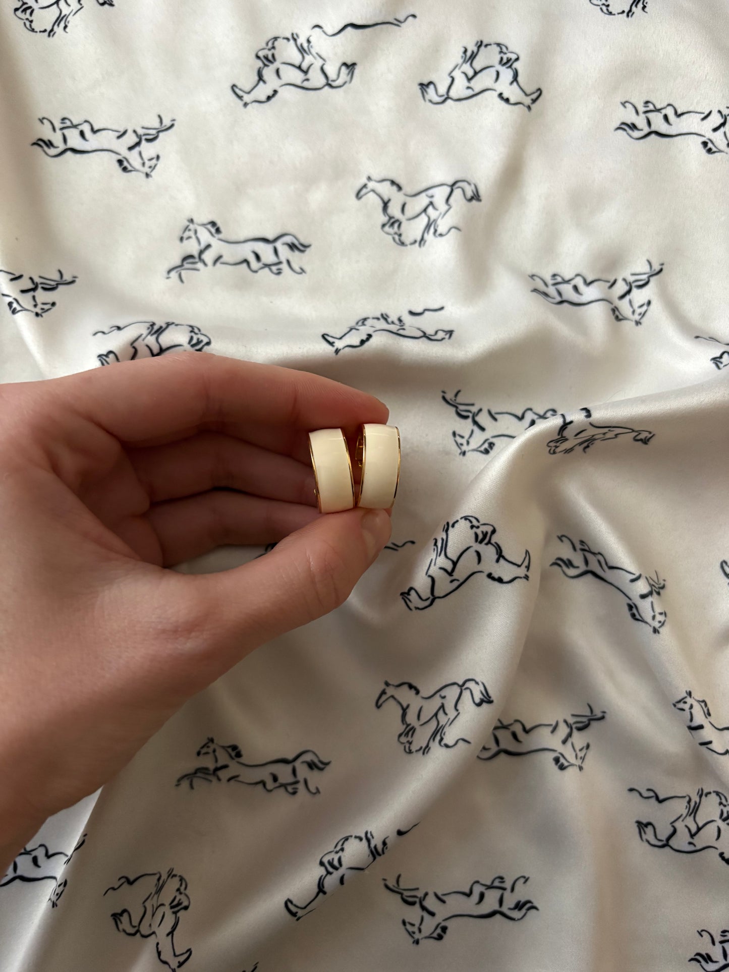 Klipsy z białą emalią Monet