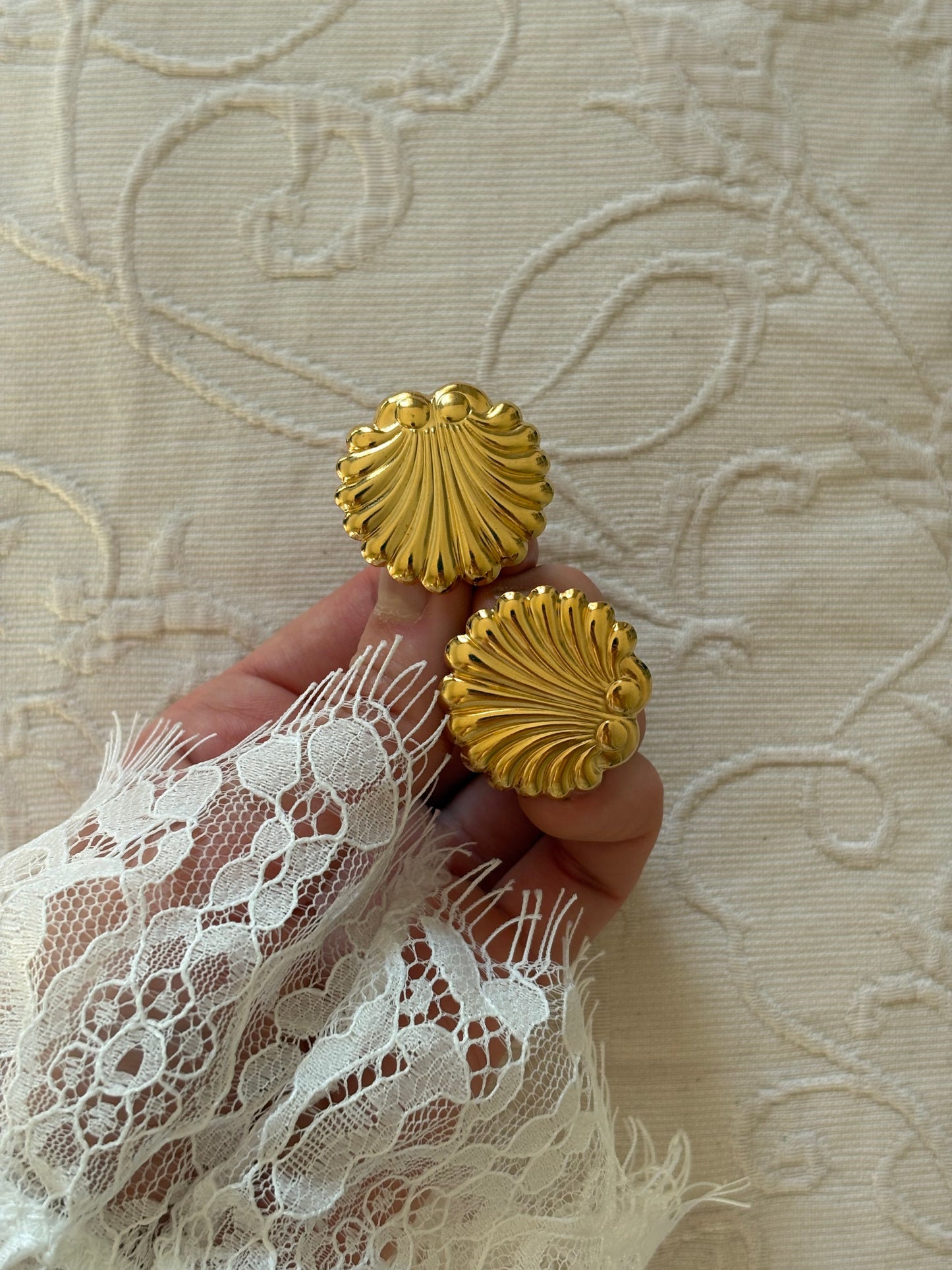 Kolczyki Avon „Tailored scallops”,1991 rok