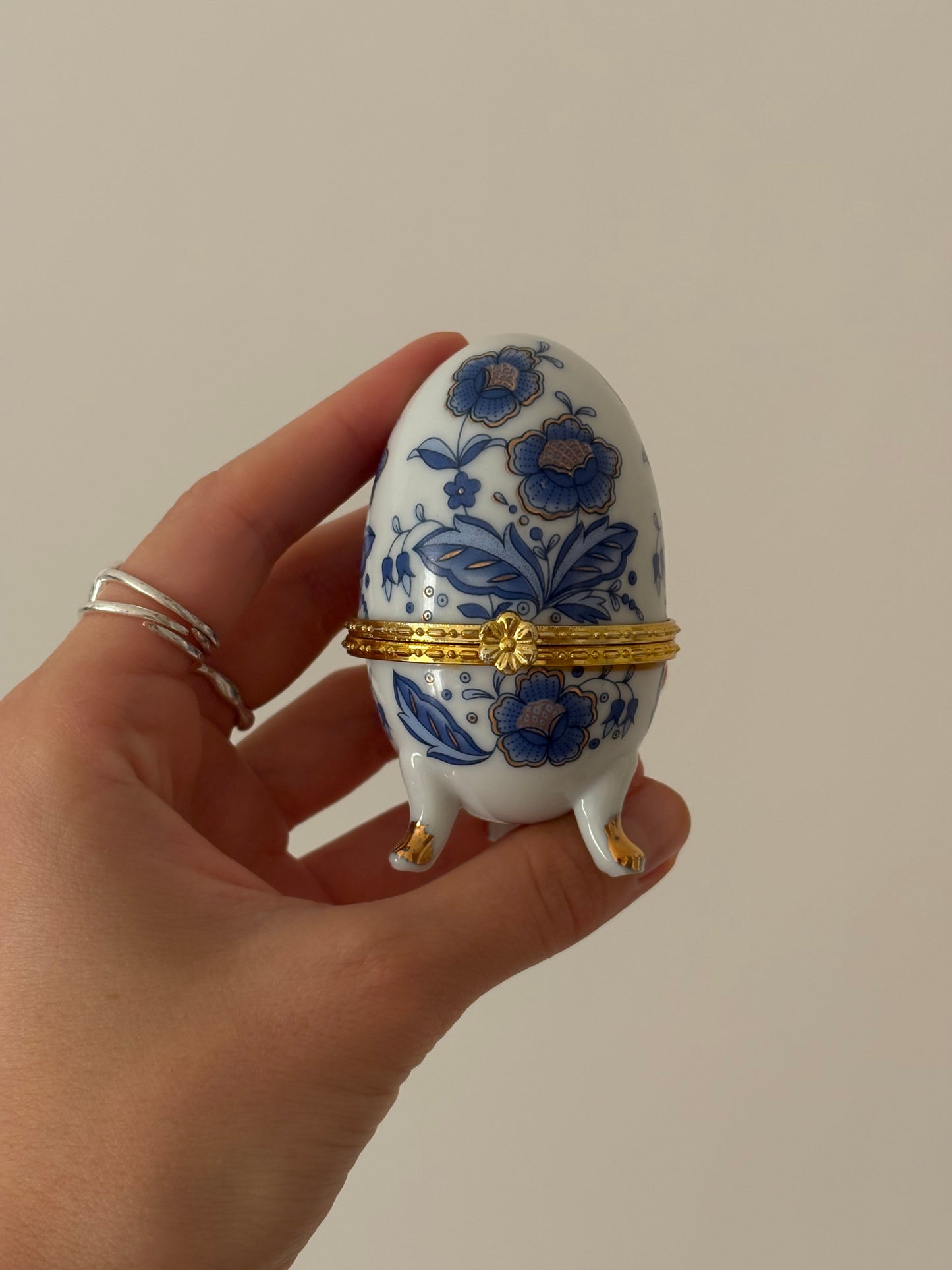 Porcelanowa szkatułka w kształcie jajka