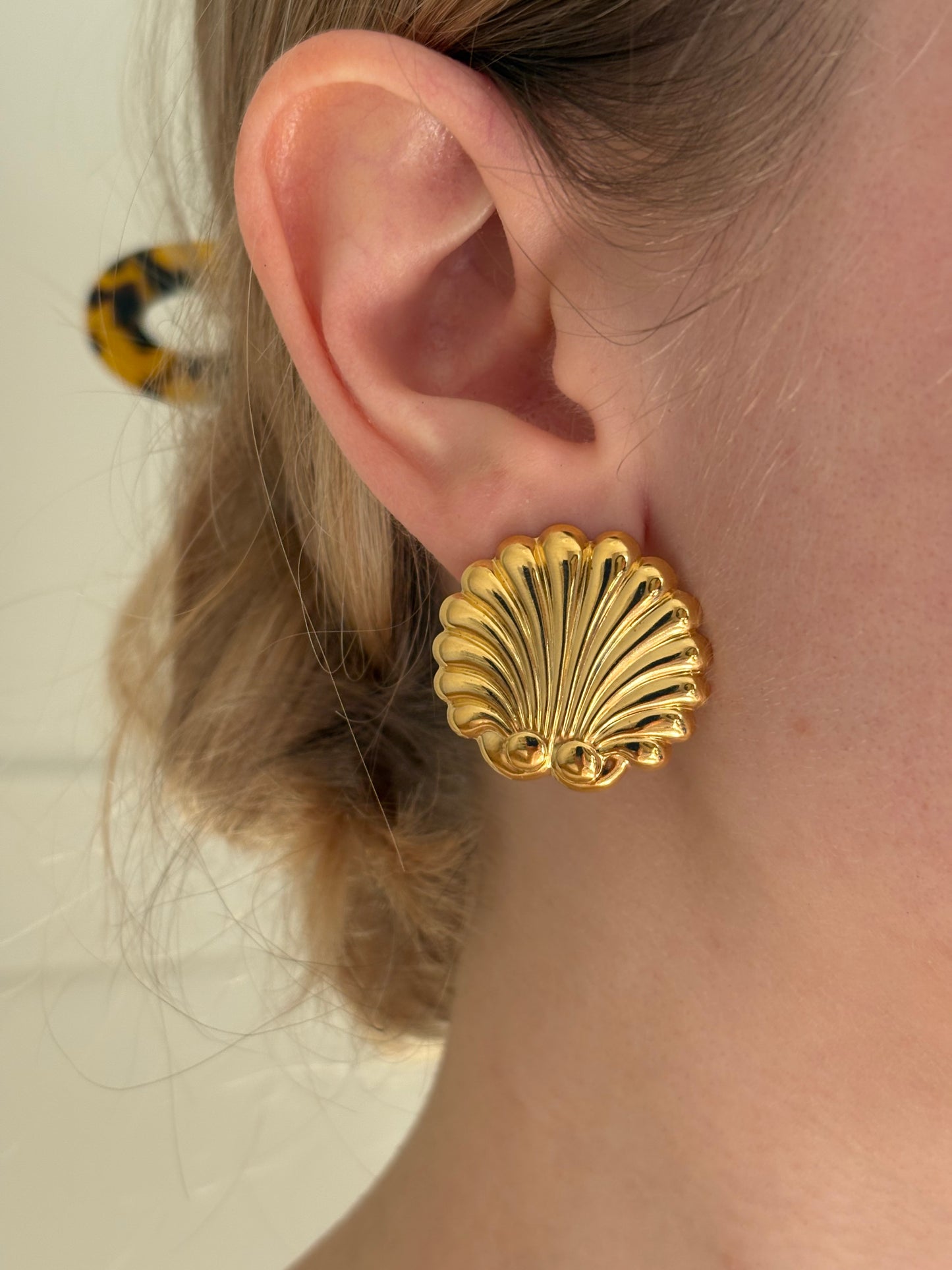 Kolczyki Avon „Tailored scallops”,1991 rok