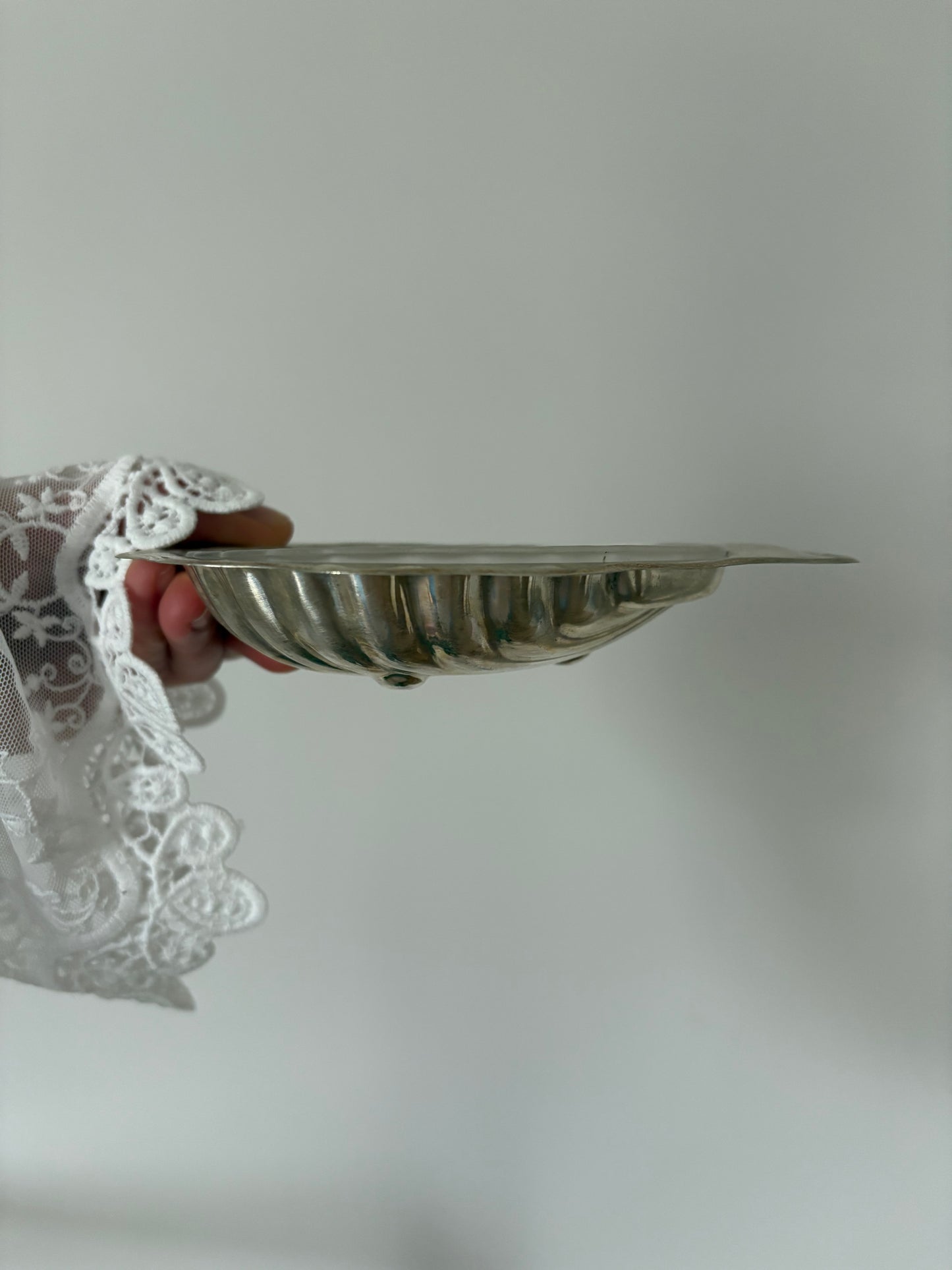 Decorative shell – milk glass + metal