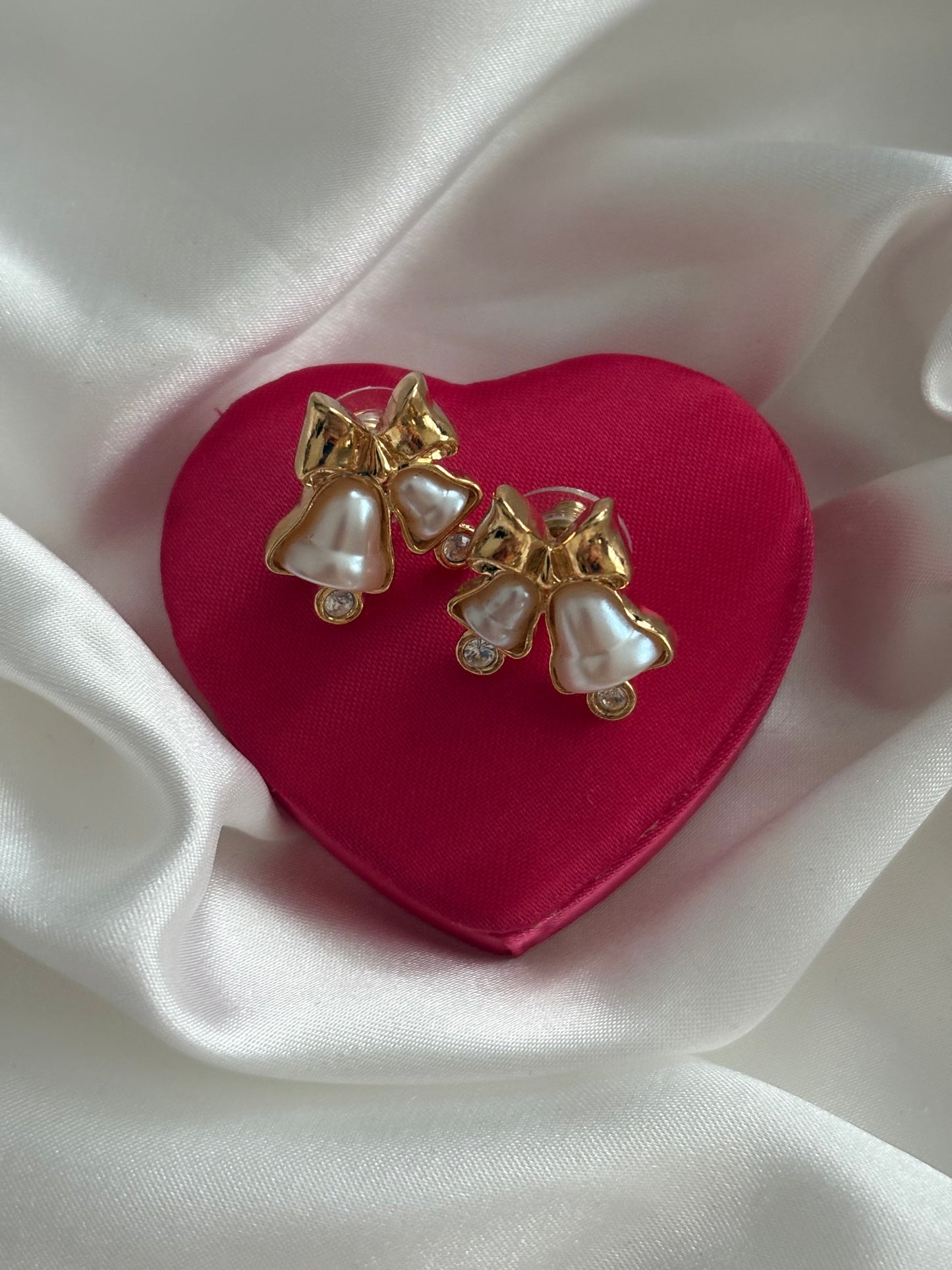 Kolczyki Avon “”Pearly Bell”,1997 rok