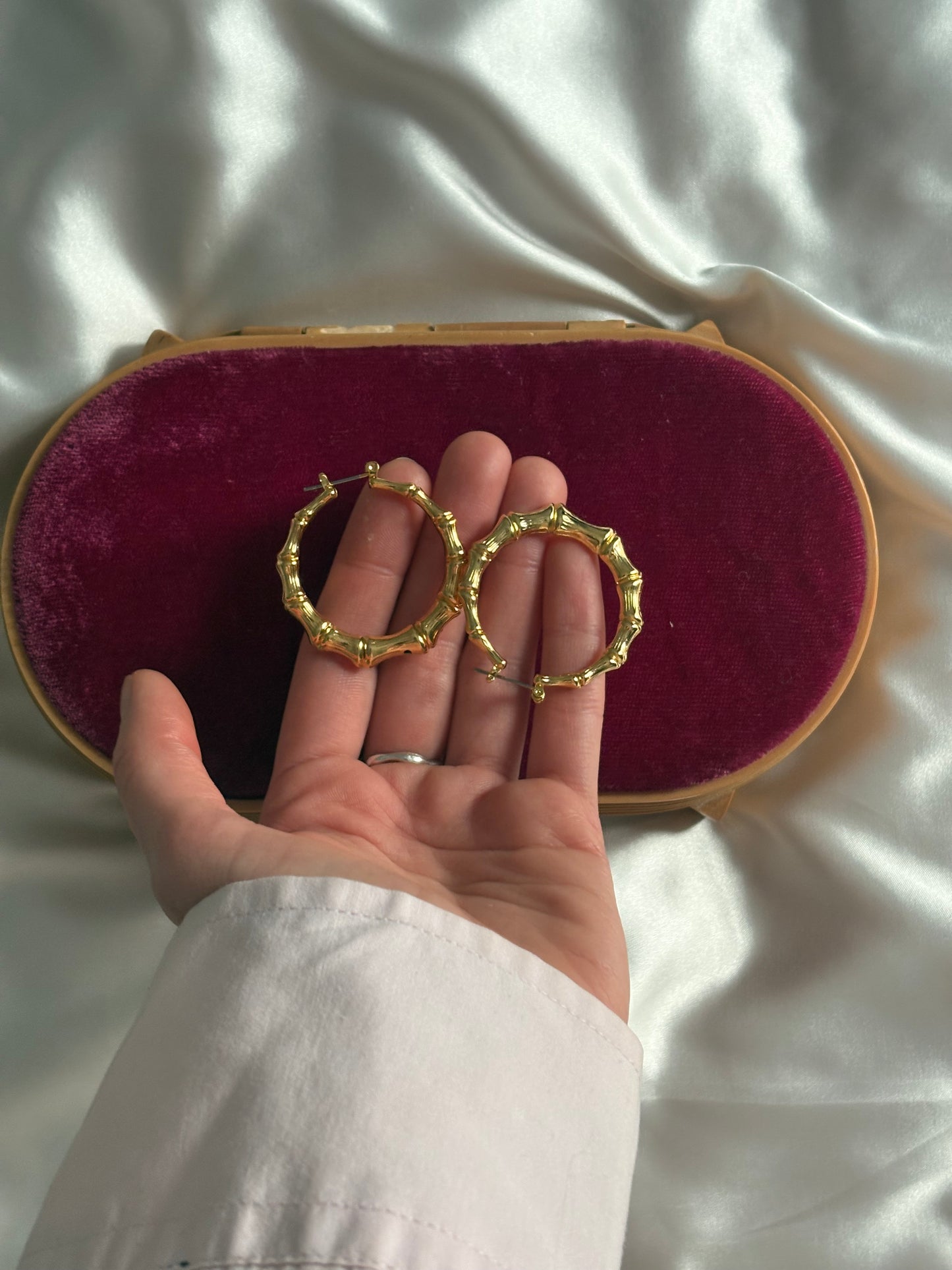 Kolczyki Avon “Bamboo Snap Top Hoops”,1998 rok