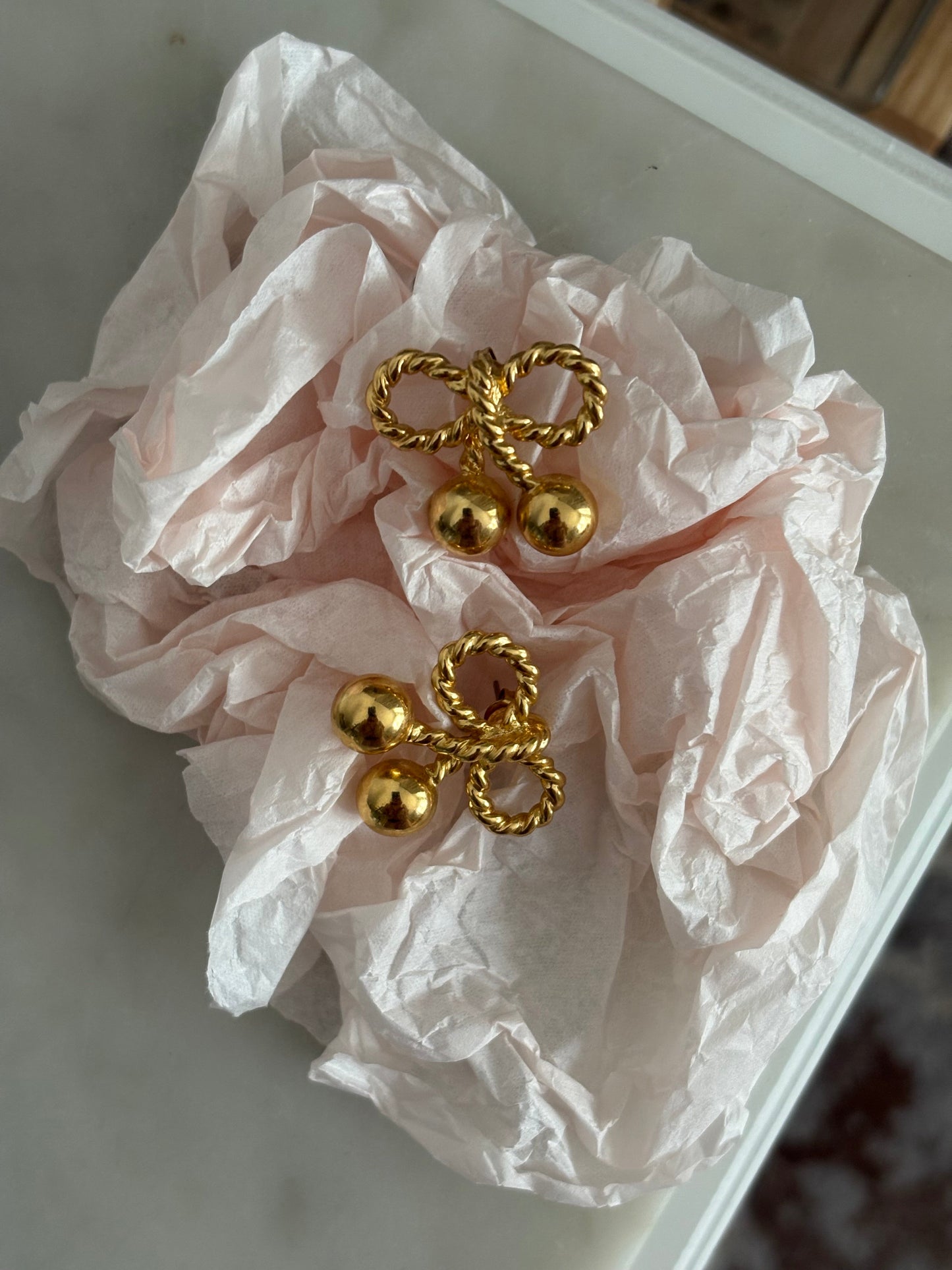 Kolczyki marki Joan Rivers w postaci kokardki