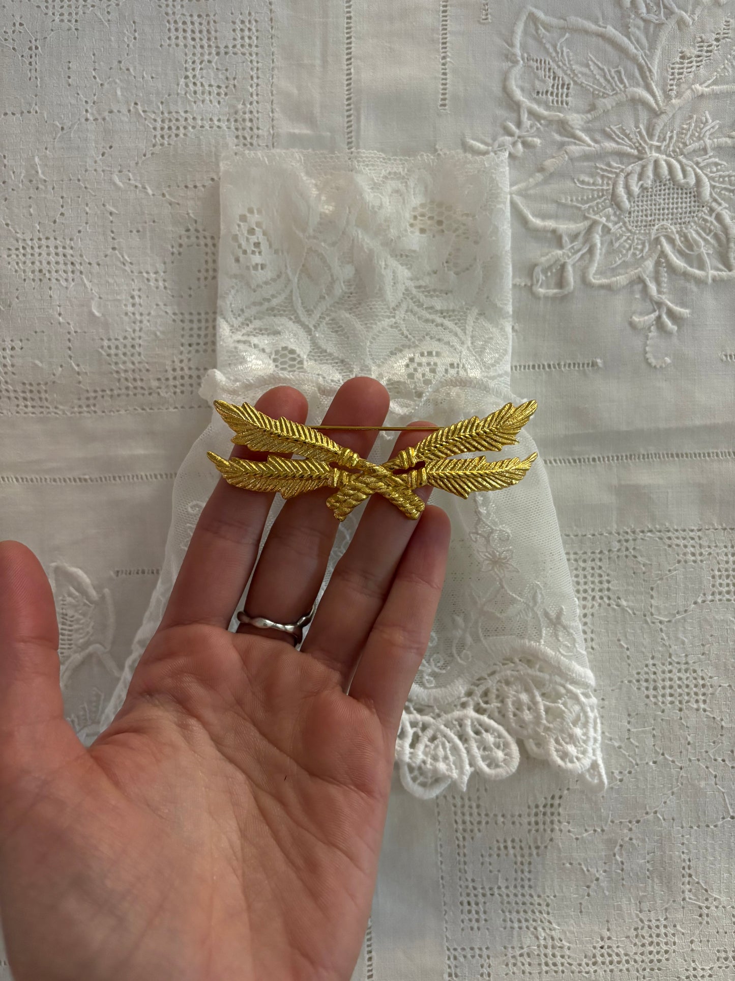 Pozłacana broszka Givenchy z motywem gałązek i kokardy