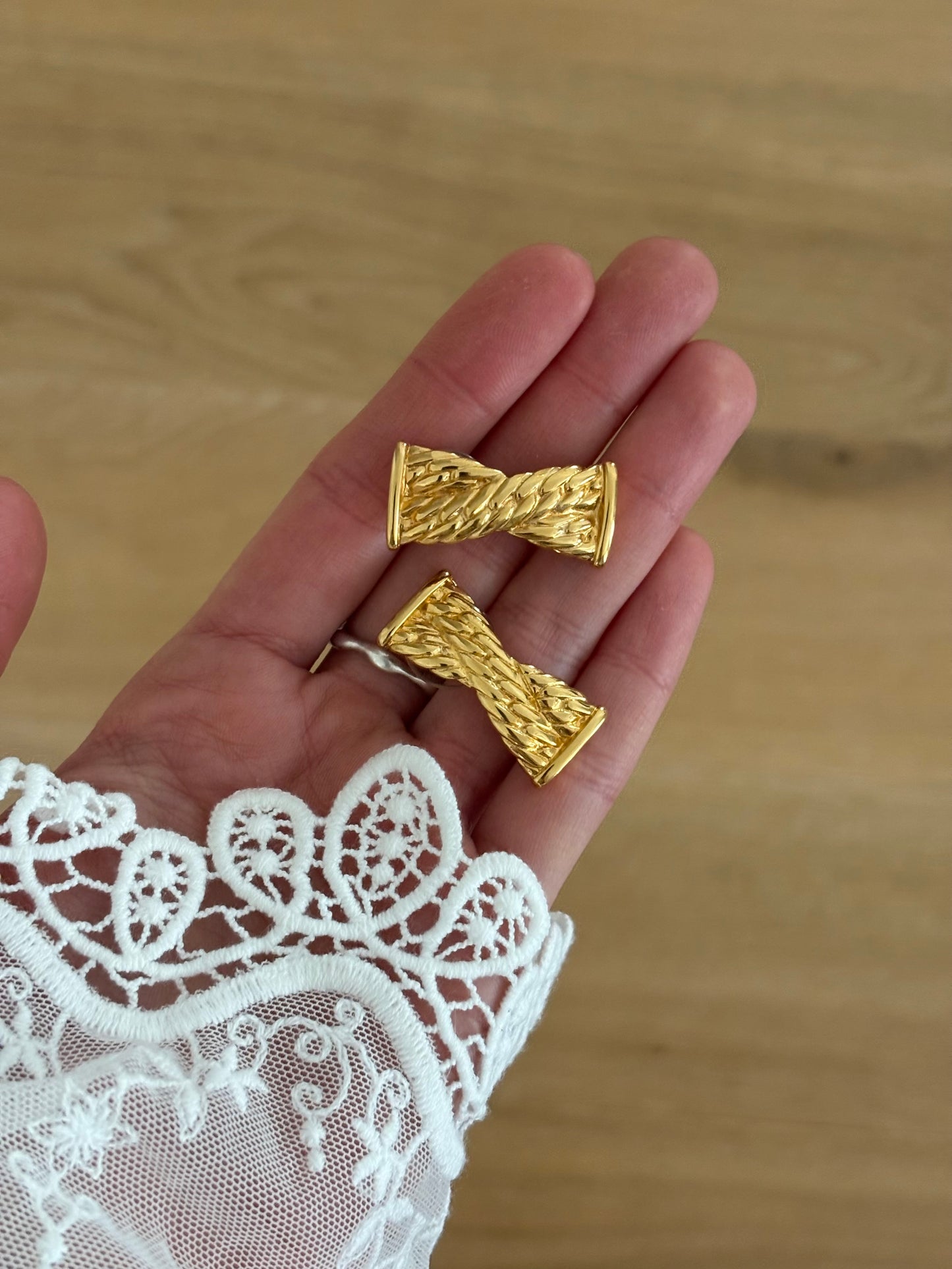 Monet earrings with a braid motif