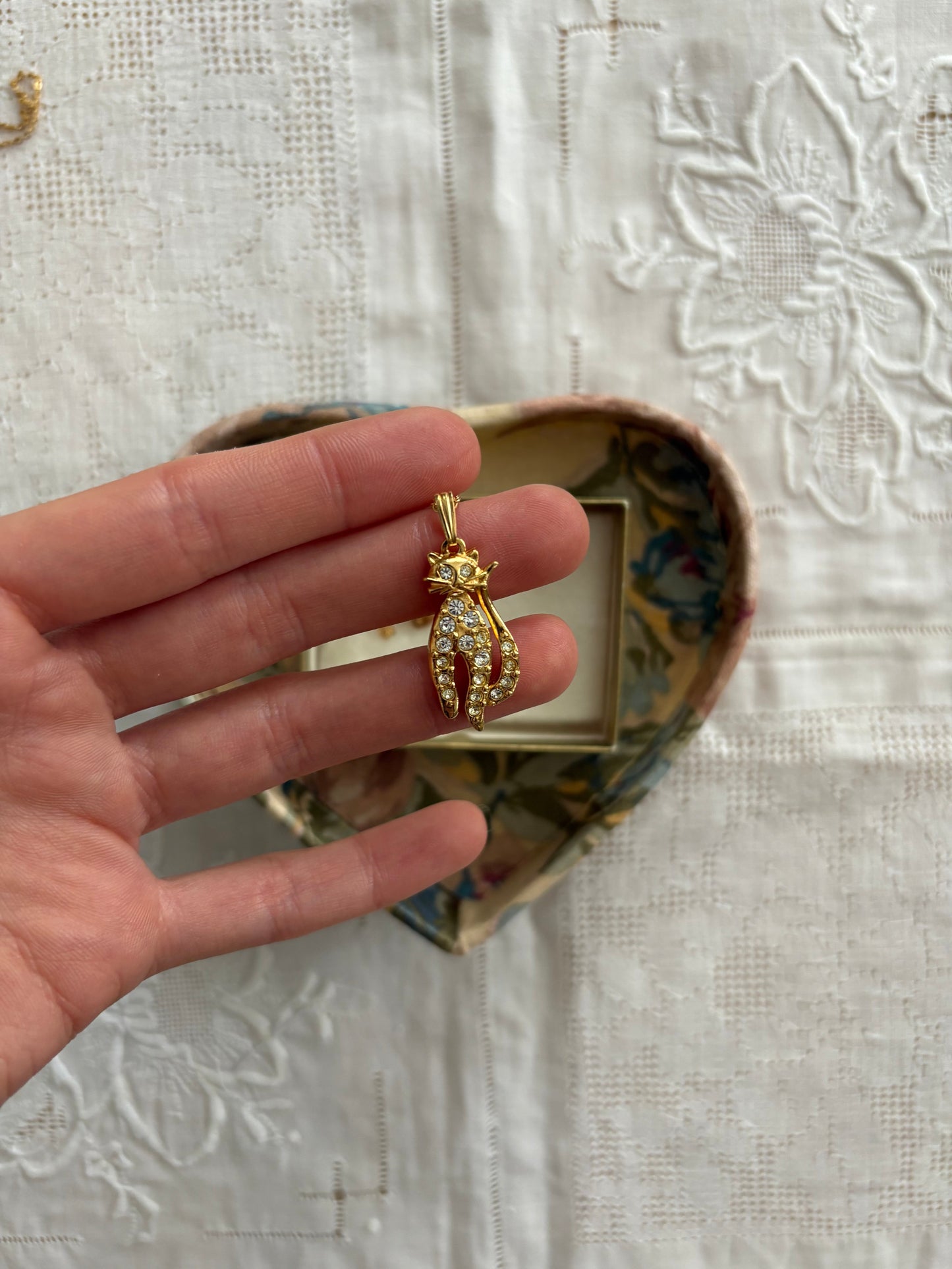 Naszyjnik Avon w kształcie kota z kryształkami