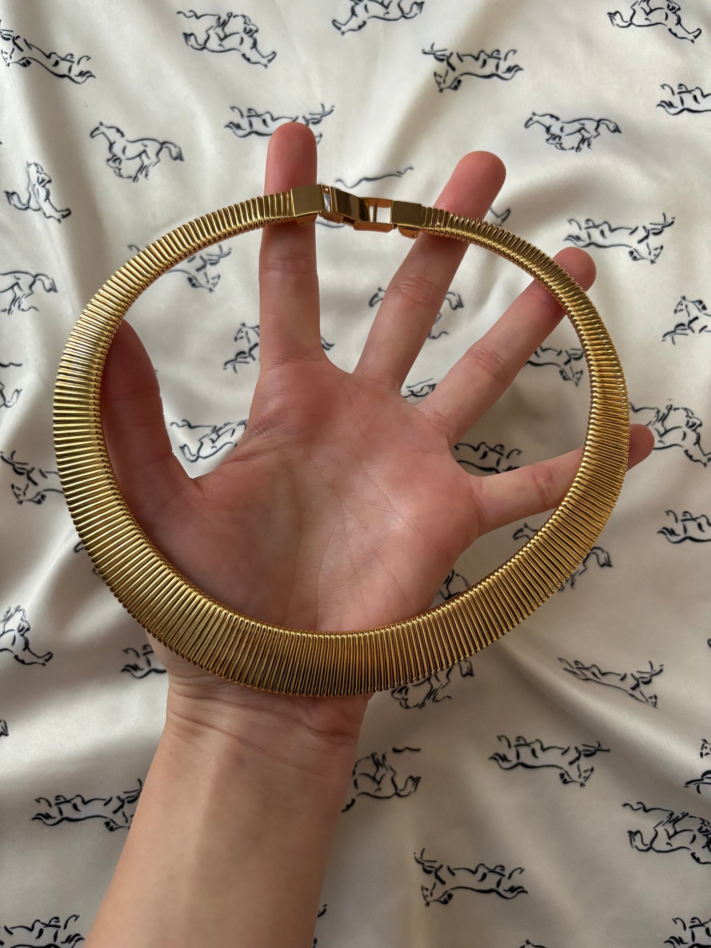 Złocony naszyjnik typu Omega