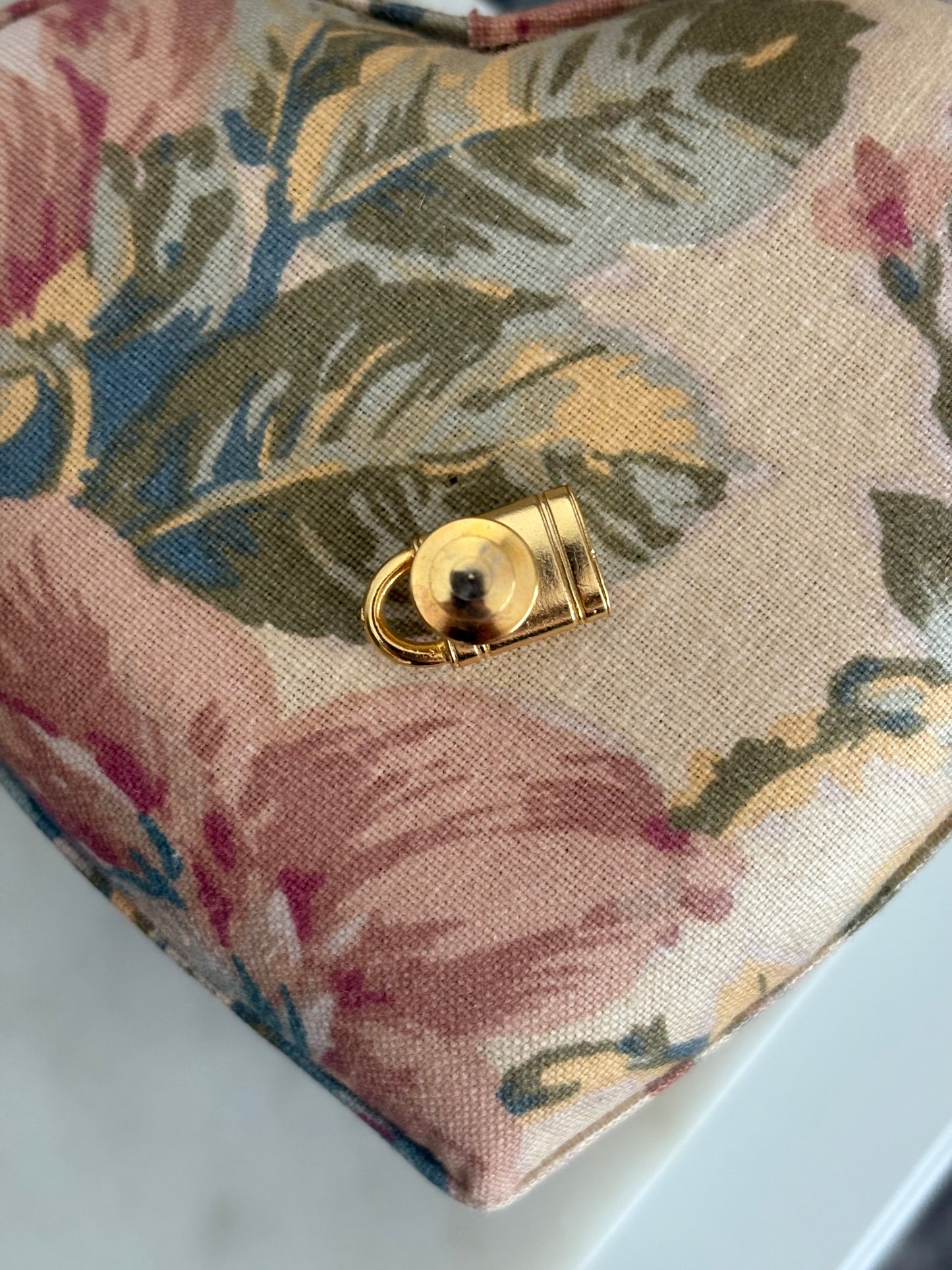 Pozłacana miniaturowa broszka Givenchy