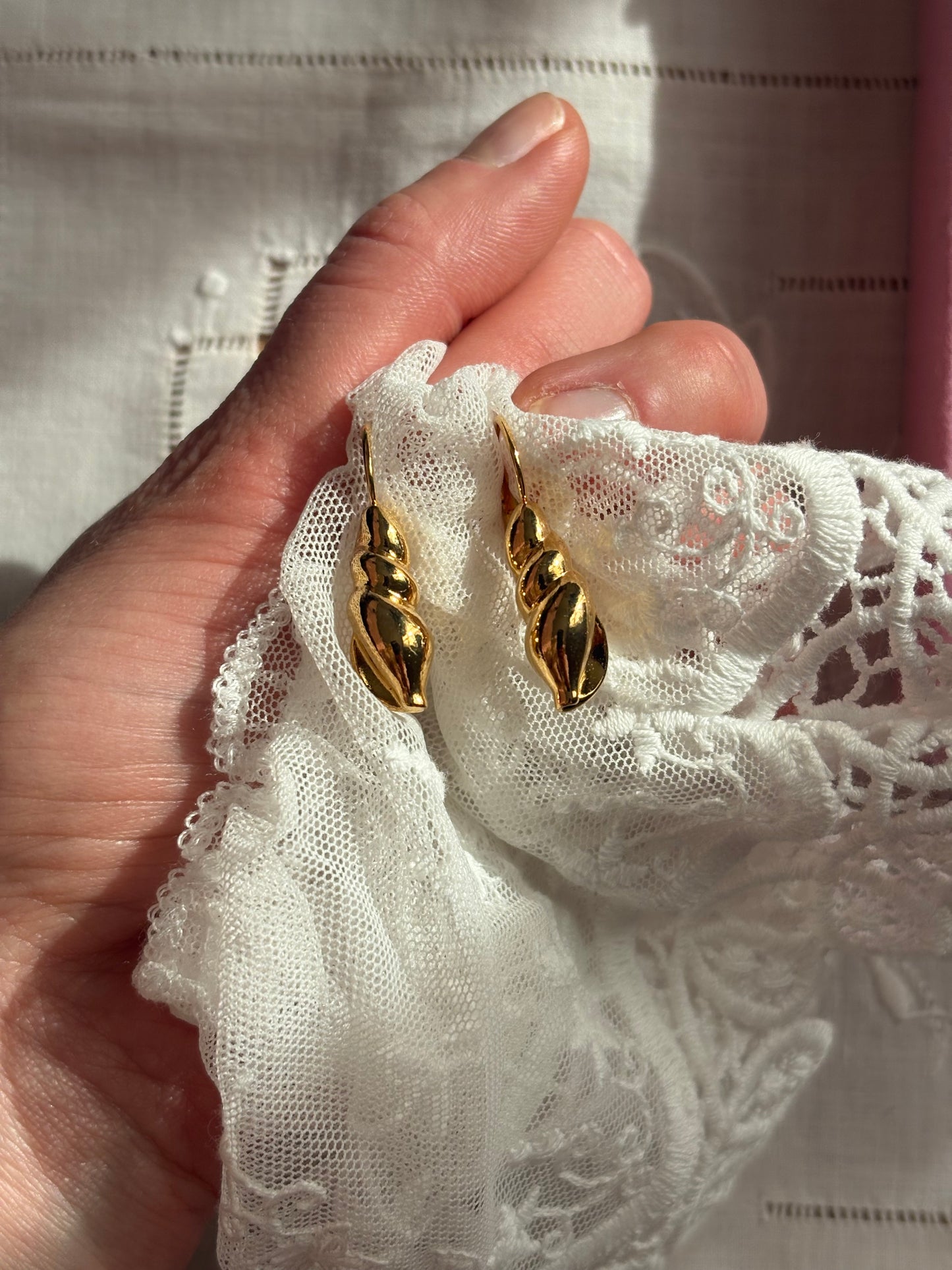 Avon "GOLDEN CLASSICS LEVERBACK" Earrings, 1997