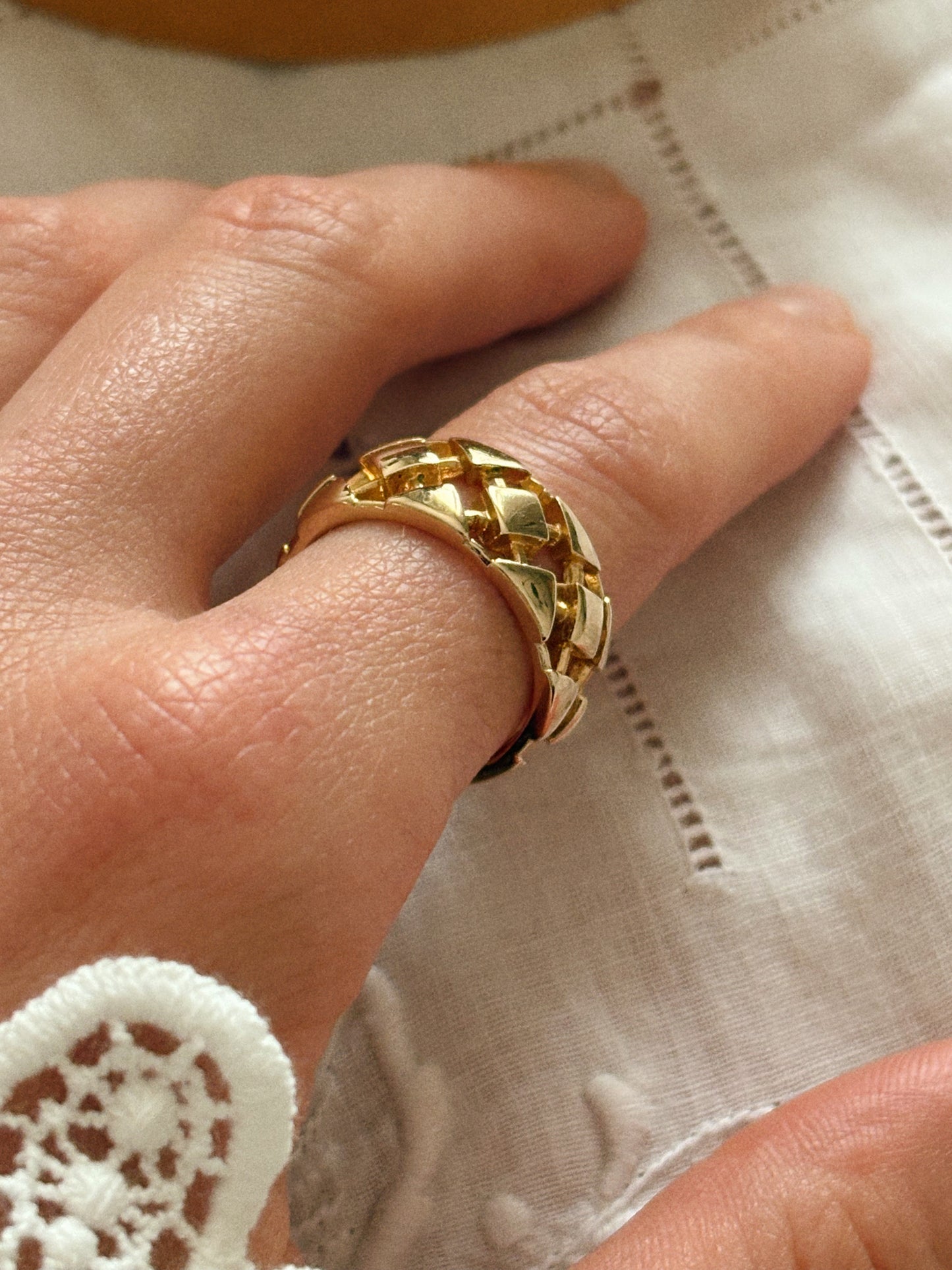 Pozłacany pierścionek Avon „Gilded Trellis”, rozmiar 17 (54)