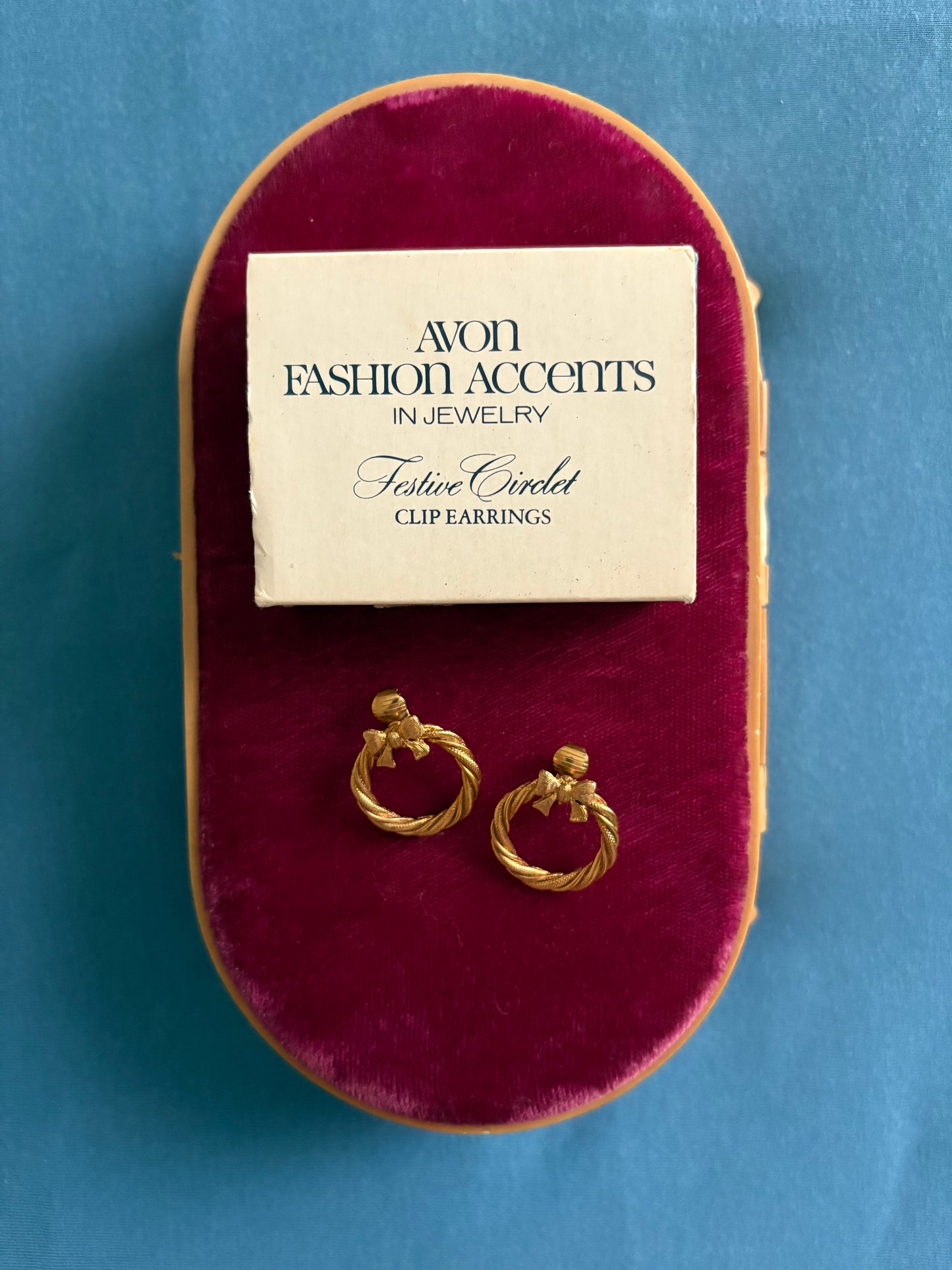 Klipsy Avon „Festive Circlet” (1979)