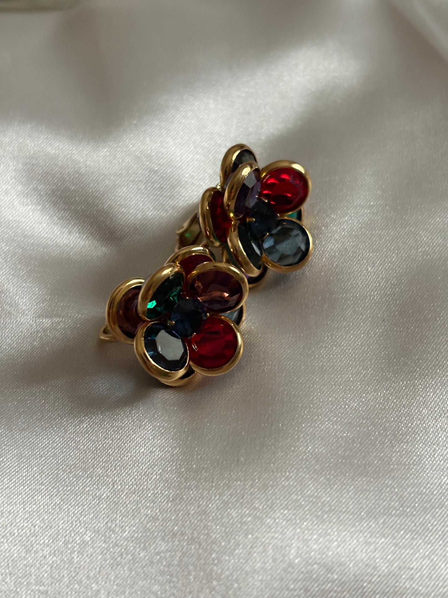 Pozłacane klipsy z kolorowymi kryształami