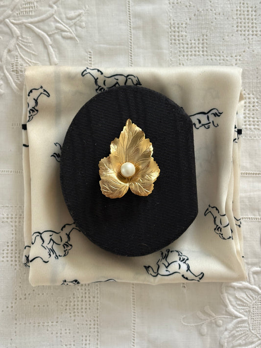 Pozłacana broszka Sarah Coventry w kształcie liścia