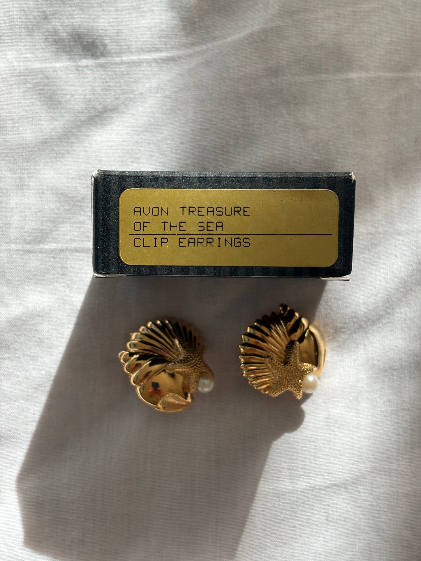 Pozłacane klipsy Avon „Treasure of the Sea” 1994  rok